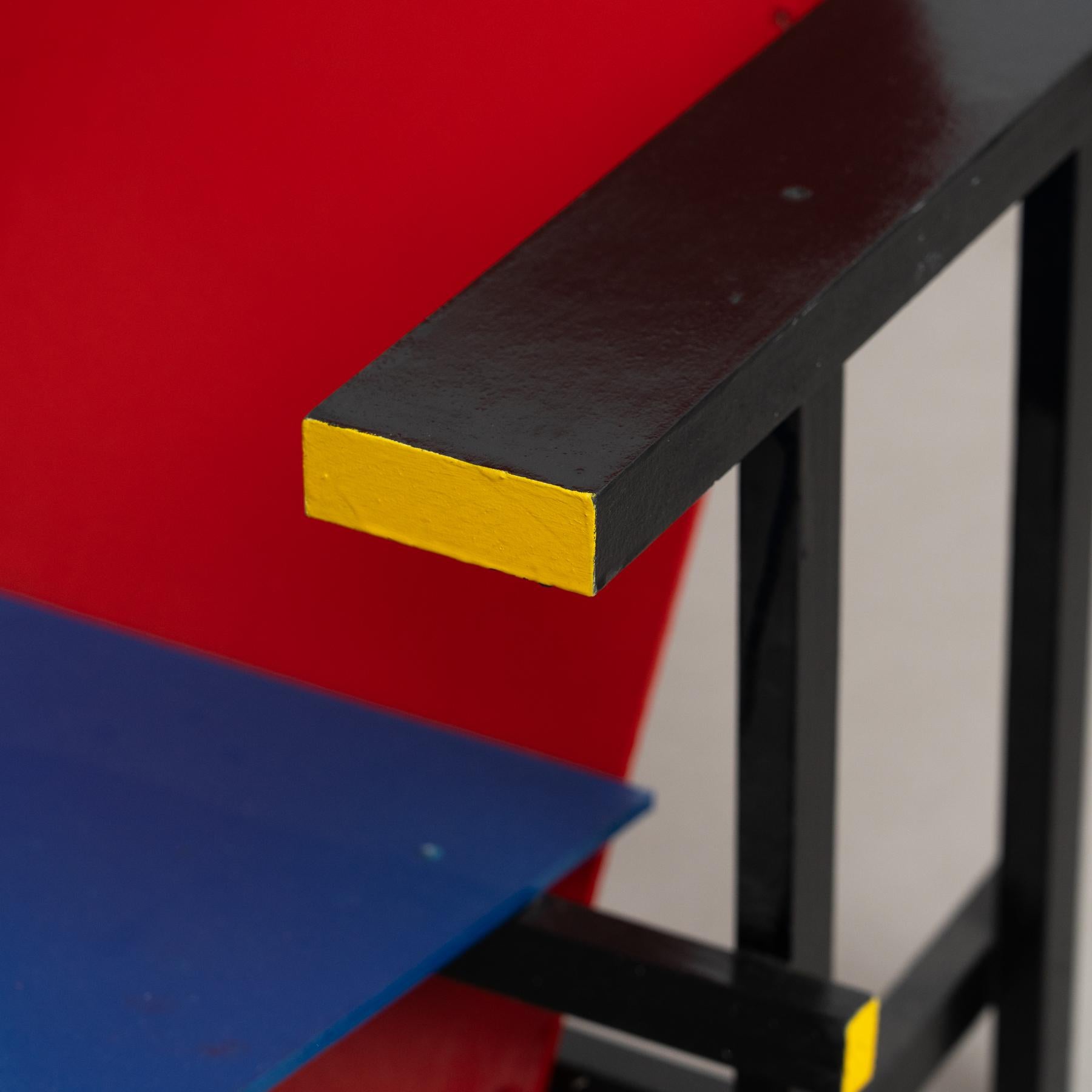 Chaise rouge et bleue - D'après le Design de Gerrit Rietveld, circa 1970 en vente 4