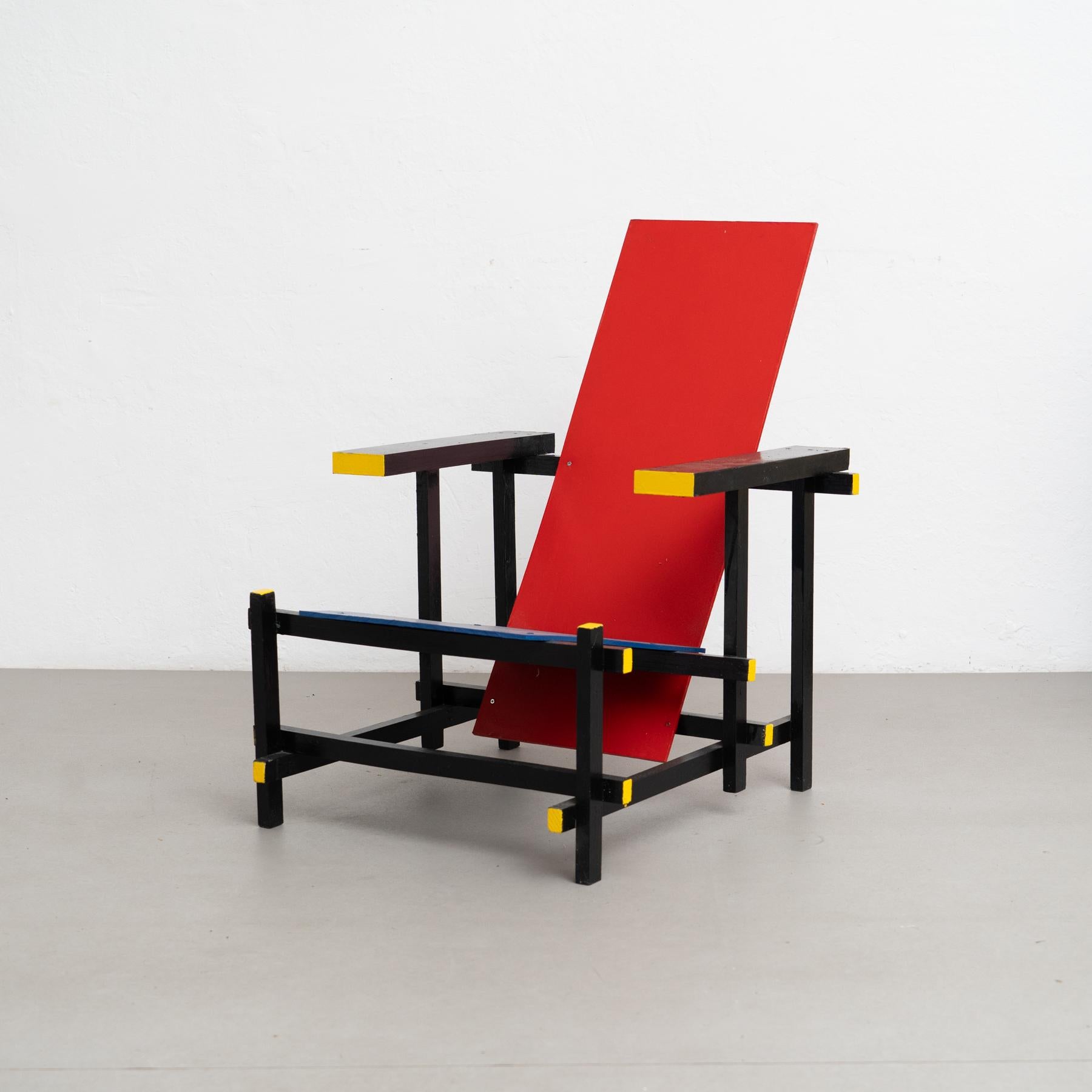Cette étonnante chaise Red Blue, inspirée par le célèbre design de Gerrit Rietveld, est un superbe exemple de mobilier moderne du milieu du siècle qui incarne parfaitement les principes du mouvement De Stijl. Fabriquée aux Pays-Bas vers 1970, cette