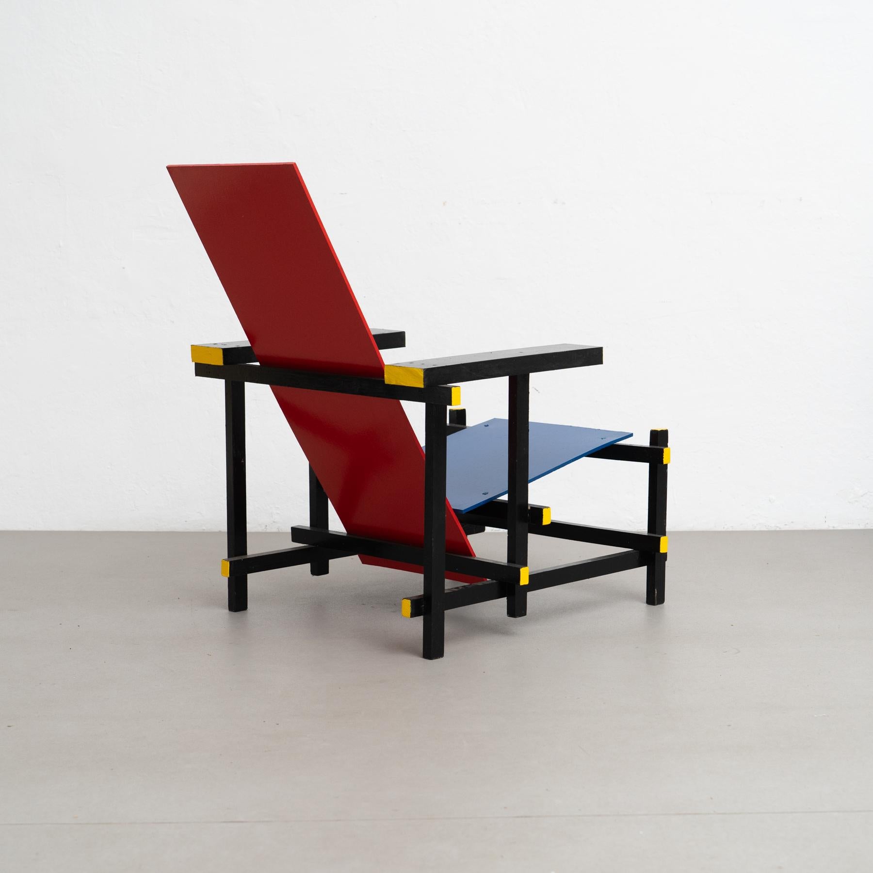 Bois Chaise rouge et bleue - D'après le Design de Gerrit Rietveld, circa 1970 en vente