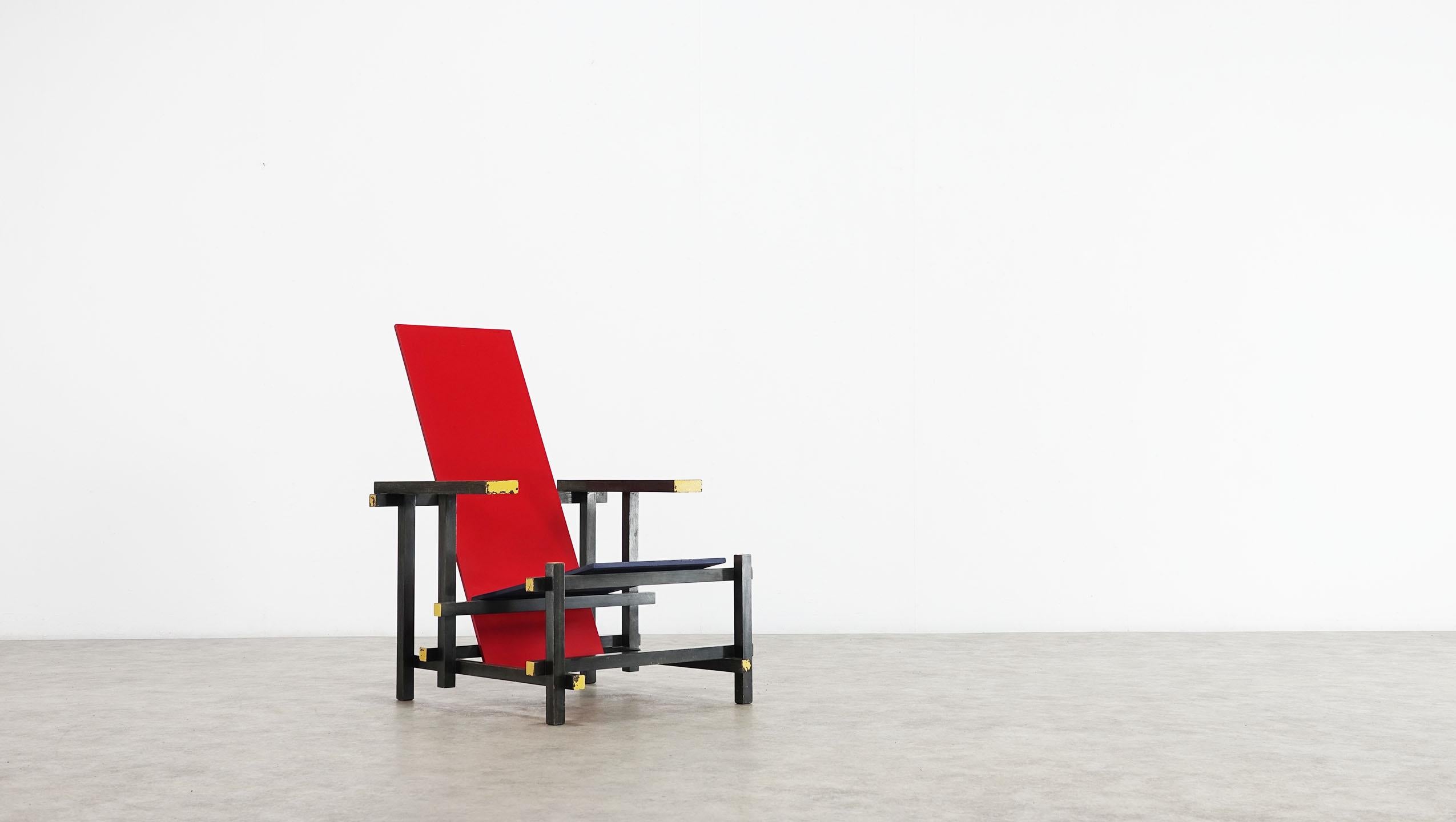 Edizione vintage della sedia rossa e blu disegnata da Gerrit Rietveld e prodotta da Cassina, Italia. Progettato originariamente nel 1918, questo pezzo è timbrato e numerato Cassina 231 sul fondo. In buone condizioni generali, usura ai bordi della