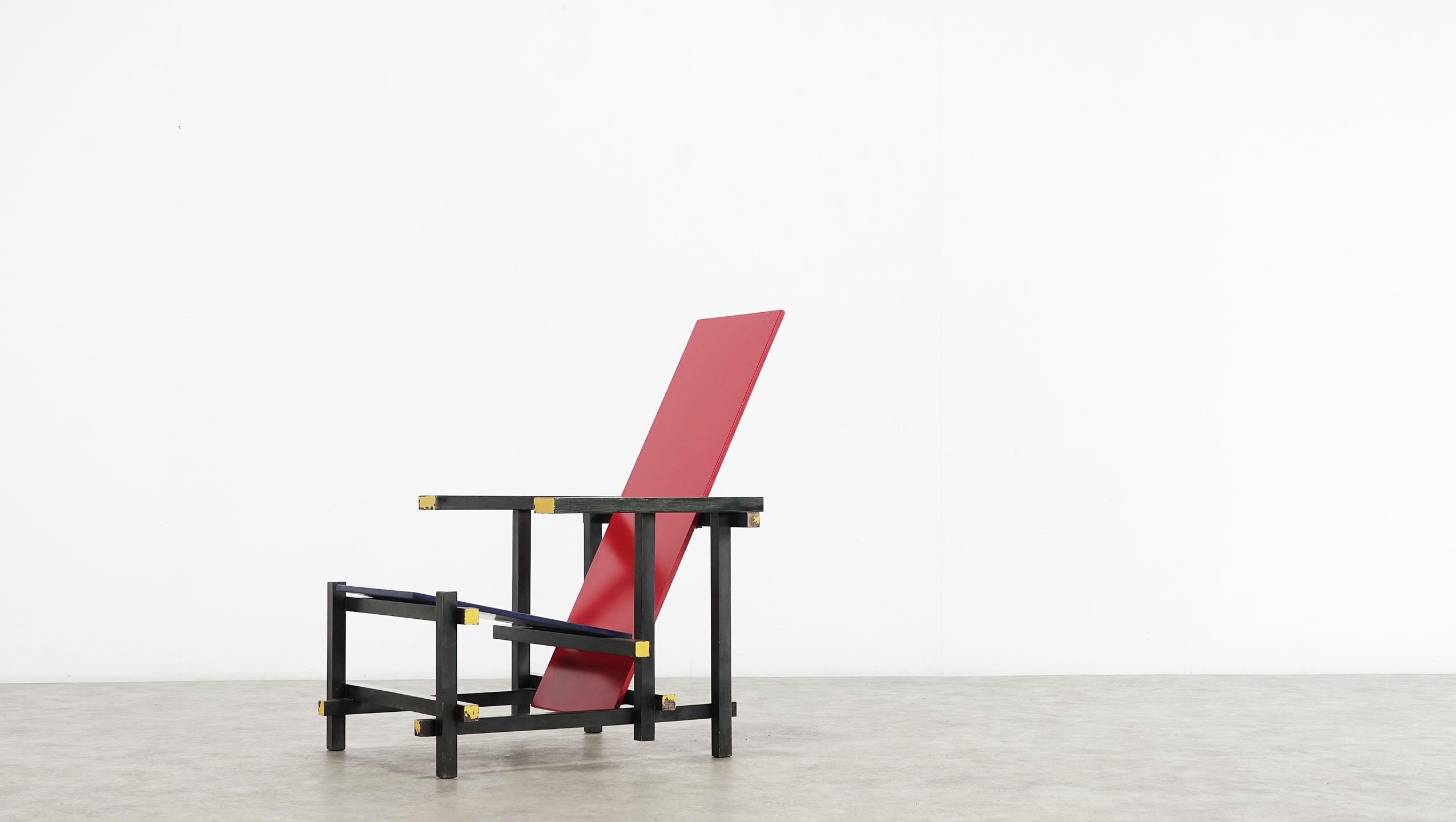 italien Chaise rouge et bleue de Gerrit Rietveld pour Cassina n° 213