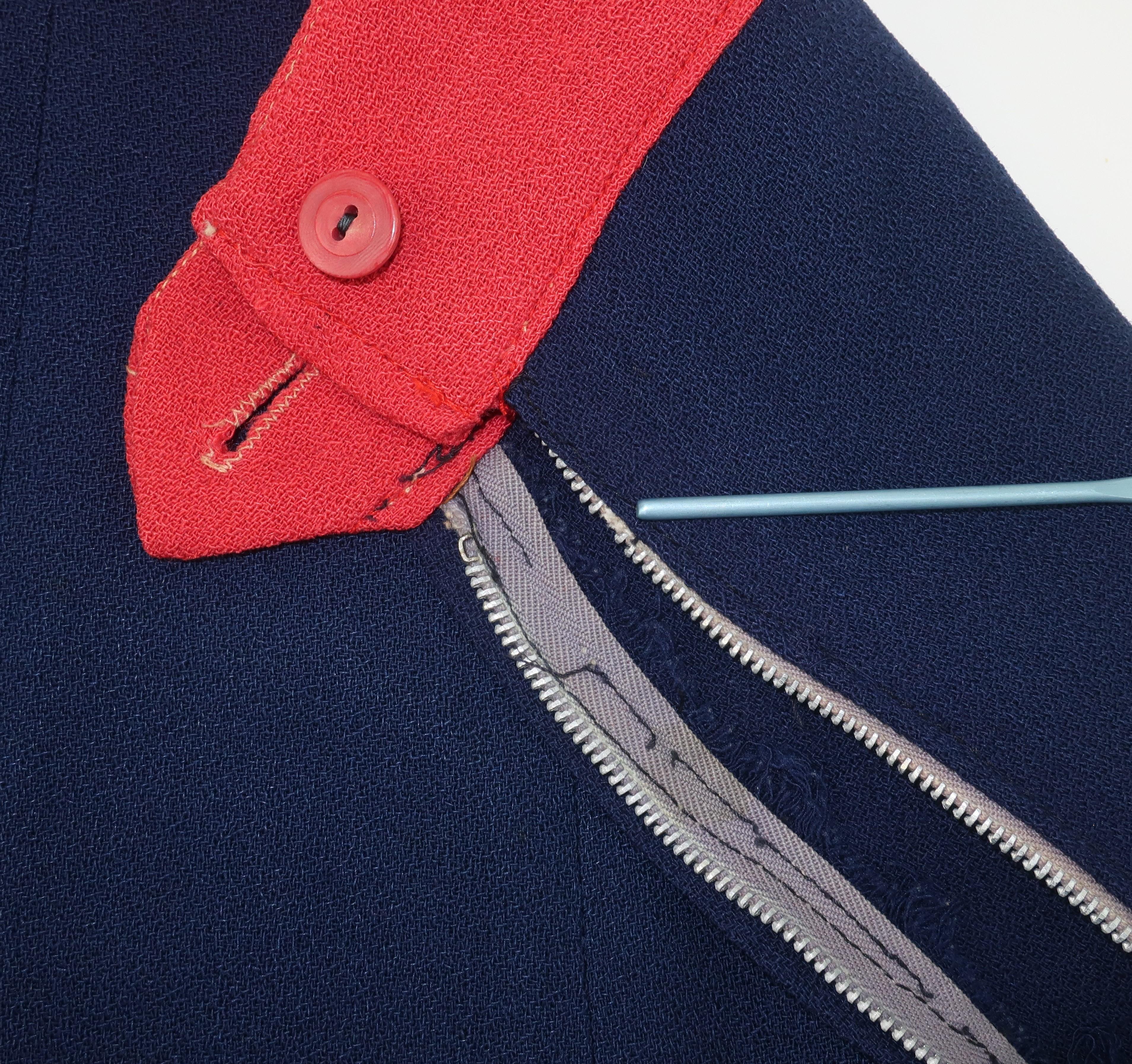 Tailleur jupe en crêpe rouge et bleu avec veste courte, années 1940 en vente 6
