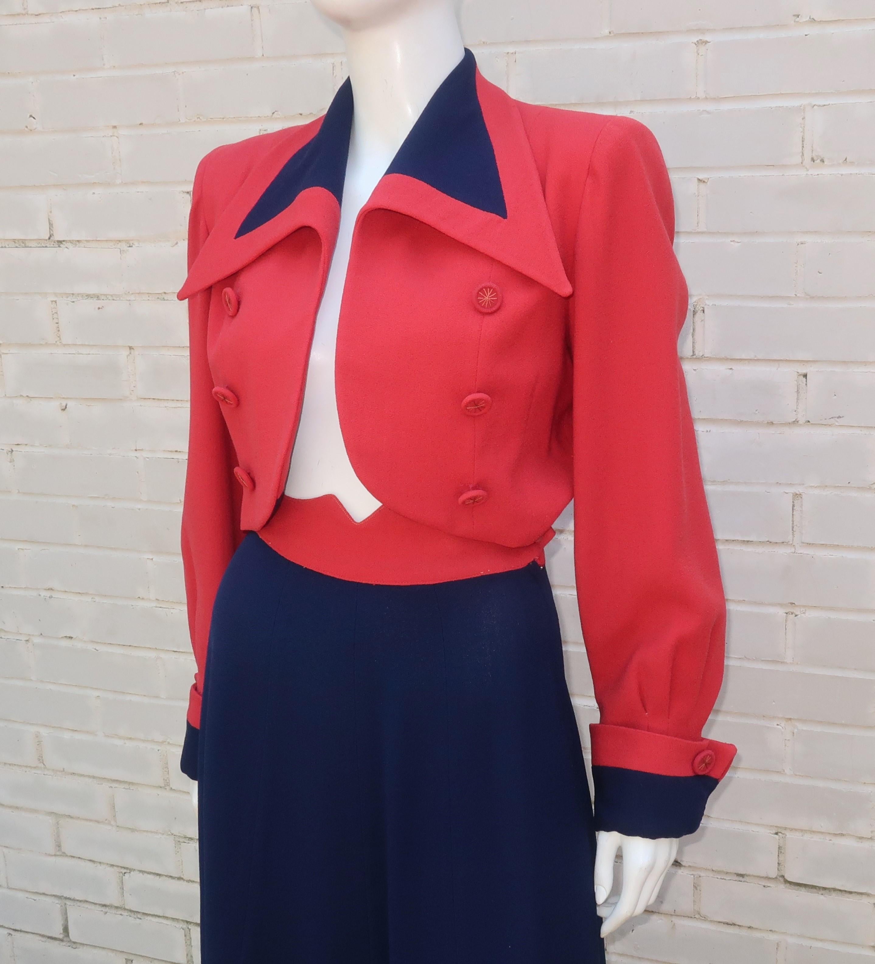 Noir Tailleur jupe en crêpe rouge et bleu avec veste courte, années 1940 en vente