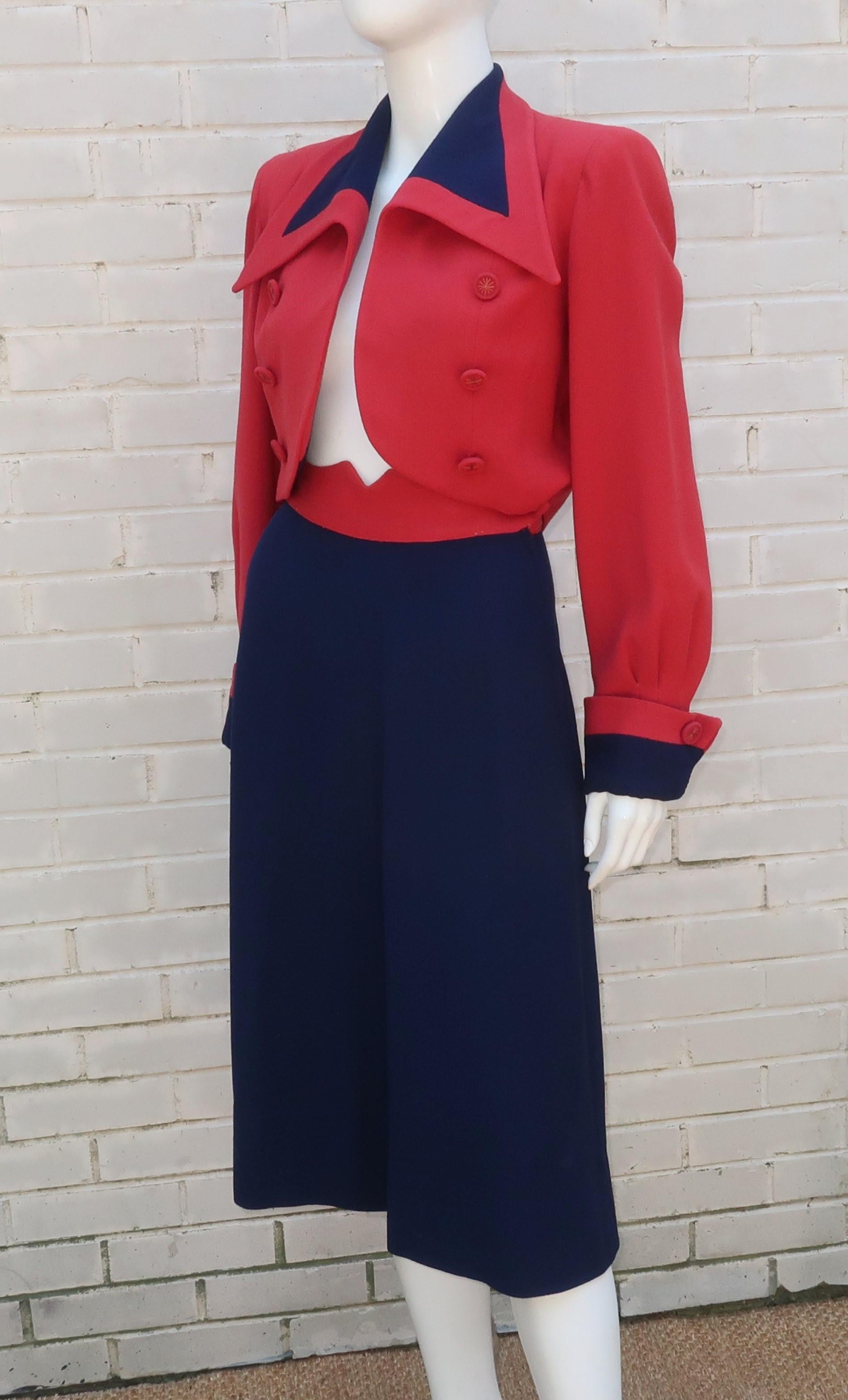 Tailleur jupe en crêpe rouge et bleu avec veste courte, années 1940 Unisexe en vente