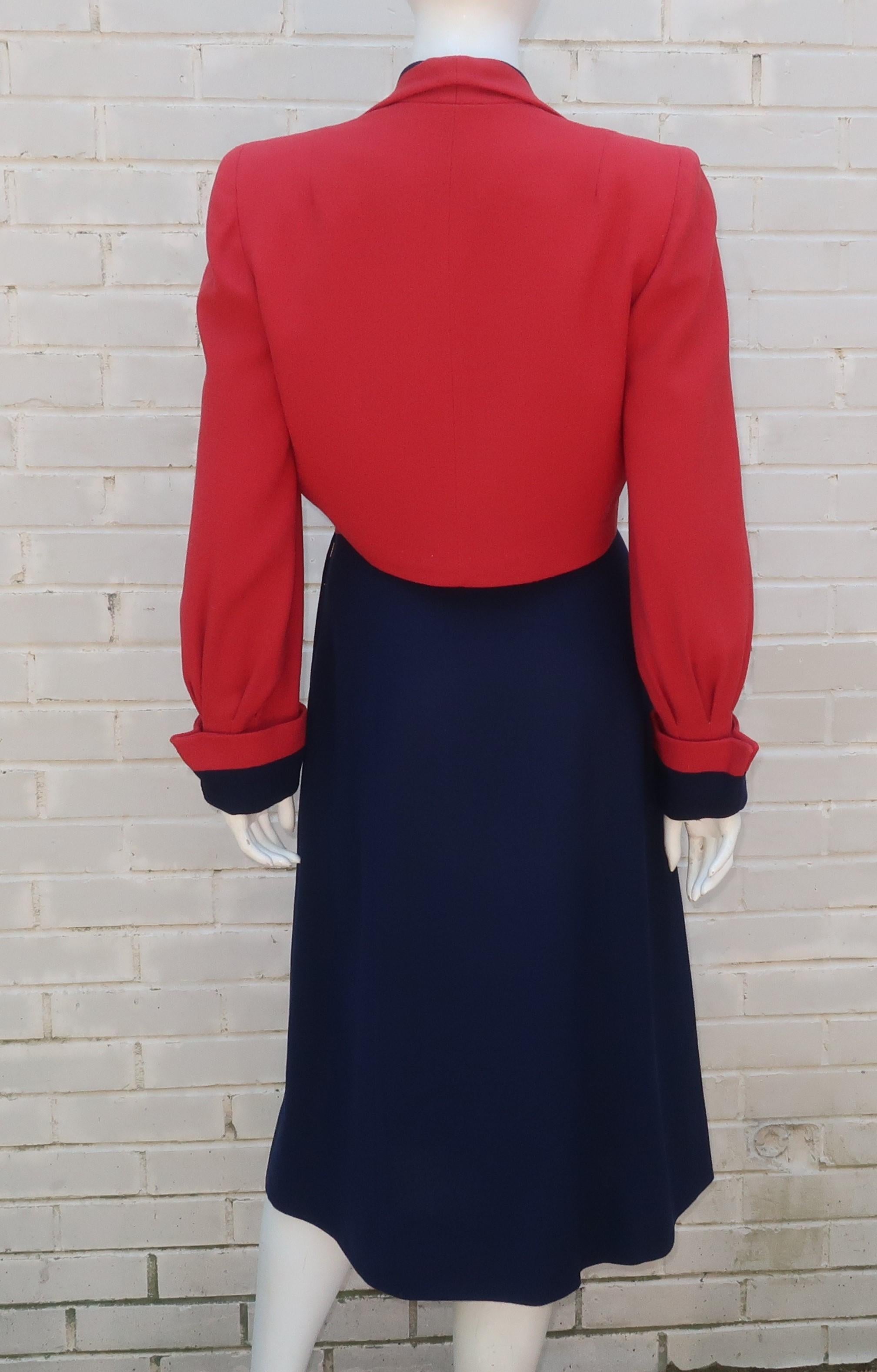 Tailleur jupe en crêpe rouge et bleu avec veste courte, années 1940 en vente 1