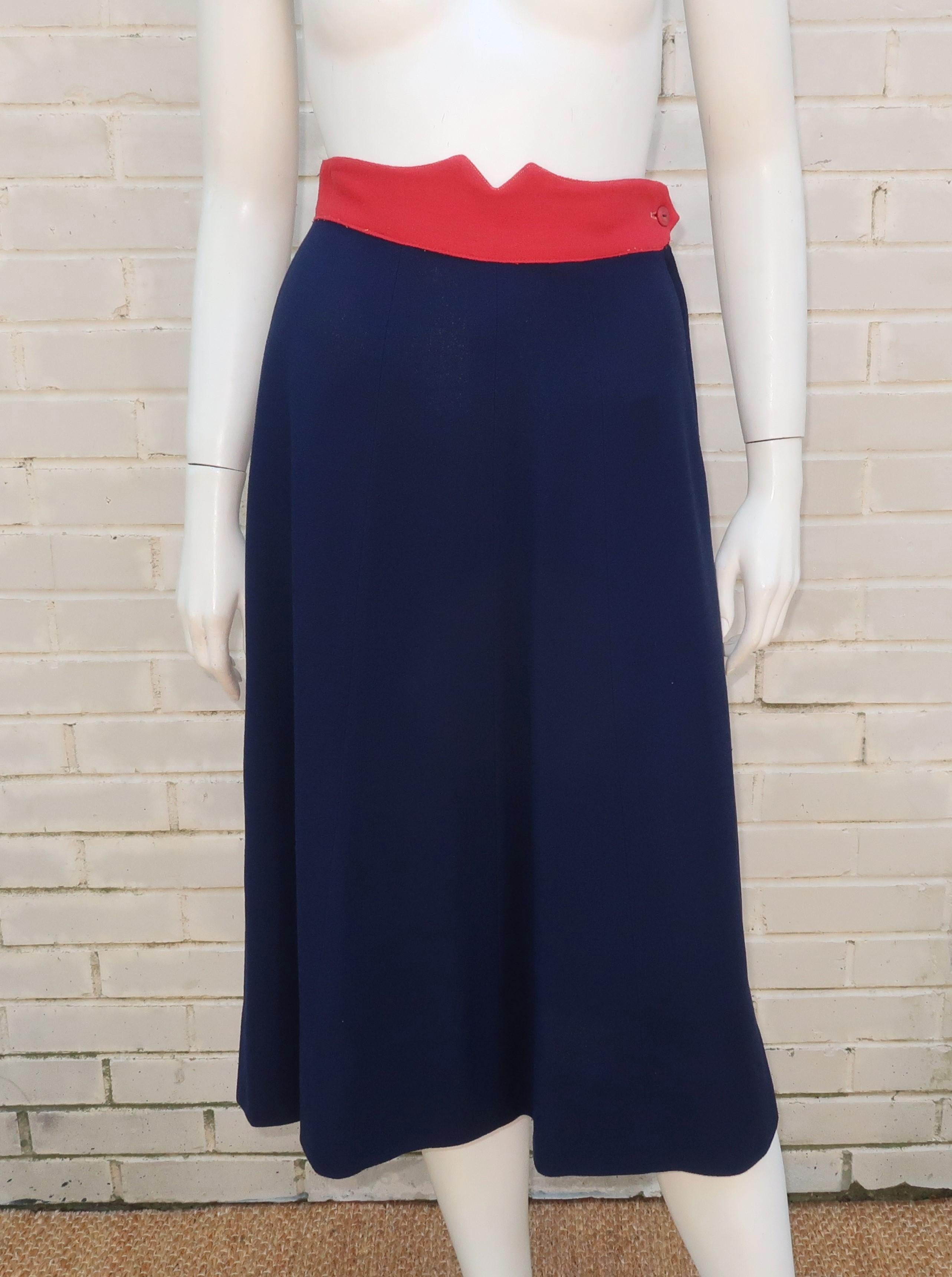 Tailleur jupe en crêpe rouge et bleu avec veste courte, années 1940 en vente 2