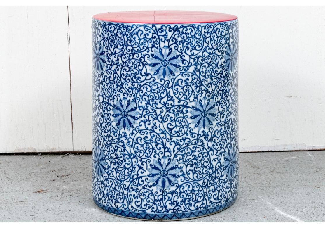 Auffälliger Gartensitz aus Keramik mit blau getönten Blumen und Blattranken und kirschrotem Deckel. Hergestellt für Gump's mit Label. 

Abmessungen: 15 1/4