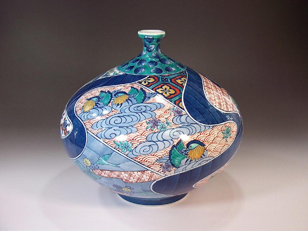 Eccezionale vaso decorativo giapponese contemporaneo in porcellana, intricatamente dipinto a mano su un corpo in porcellana dalle forme straordinarie nei colori blu e rosso, un pezzo straordinario realizzato da un acclamato e pluripremiato maestro