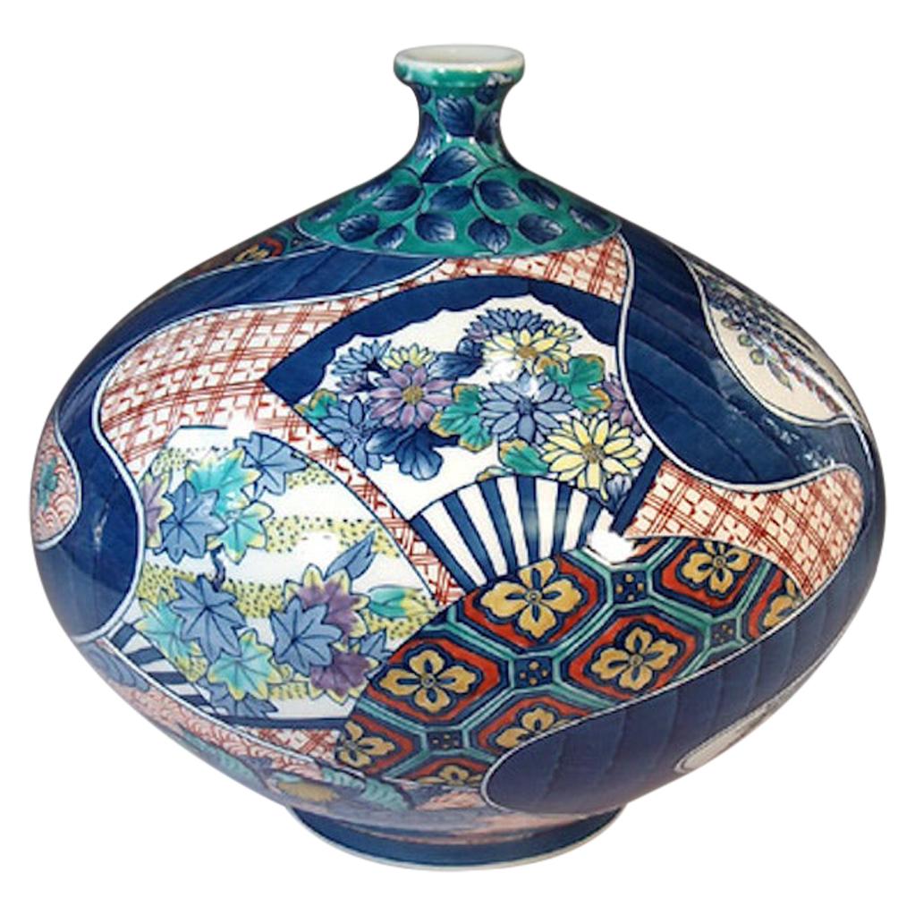 Vase contemporain japonais en porcelaine rouge, bleu et vert, réalisé par un maître artiste, 3