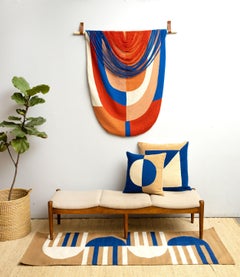 Arazzo moderno geometrico ricamato a mano rosso e blu da appendere alla parete