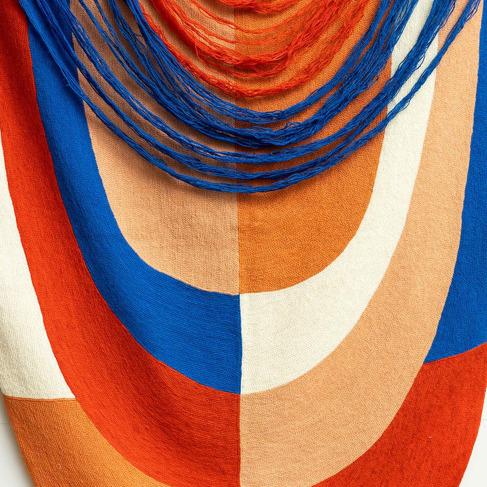 Rot + Blau Handbestickter geometrischer moderner Wandteppich, rot + blau, handbestickt (Moderne) im Angebot