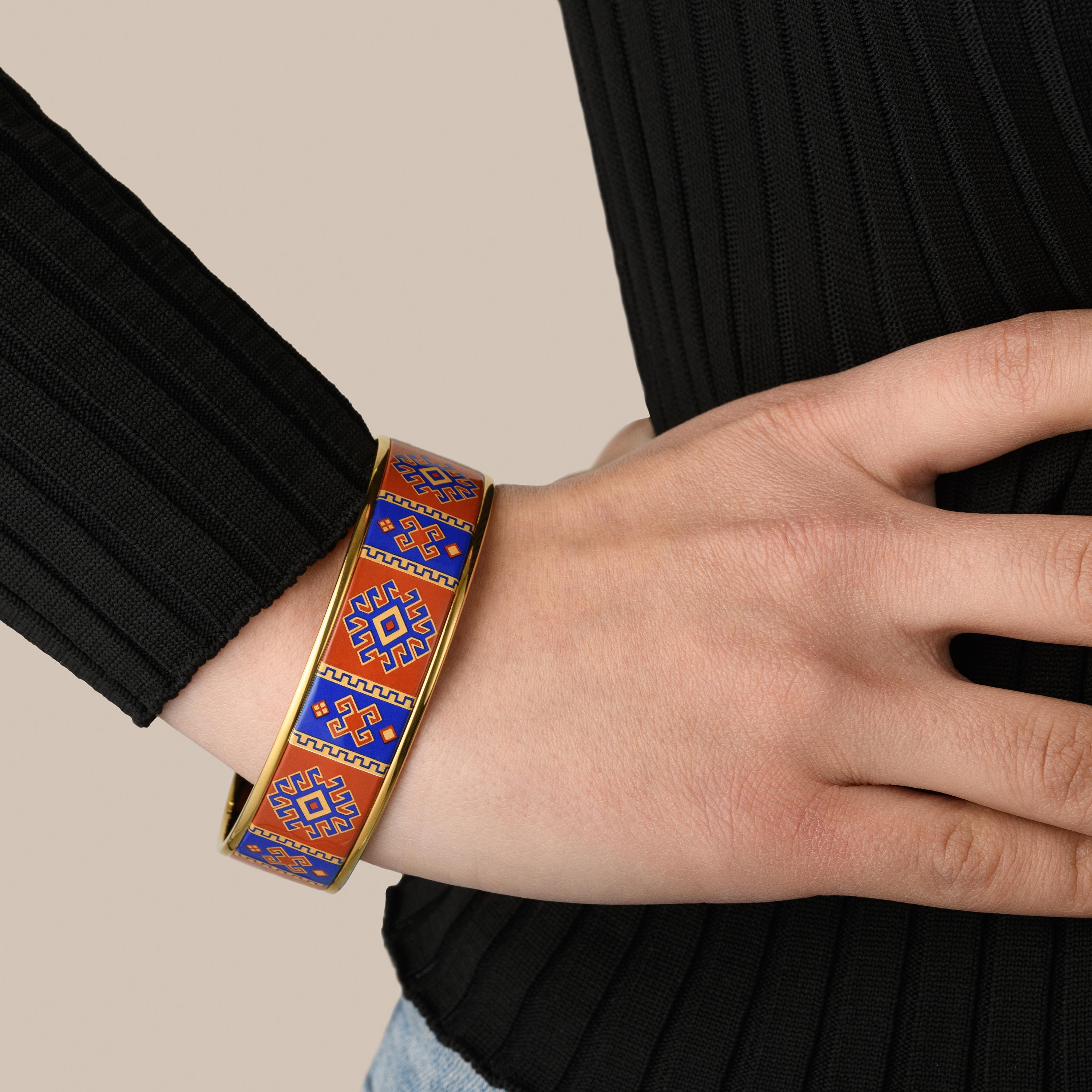 Bracelet jonc en acier inoxydable plaqué or rouge et bleu peint à la main avec détails en émail de feu Neuf - En vente à Woodbridge, CA