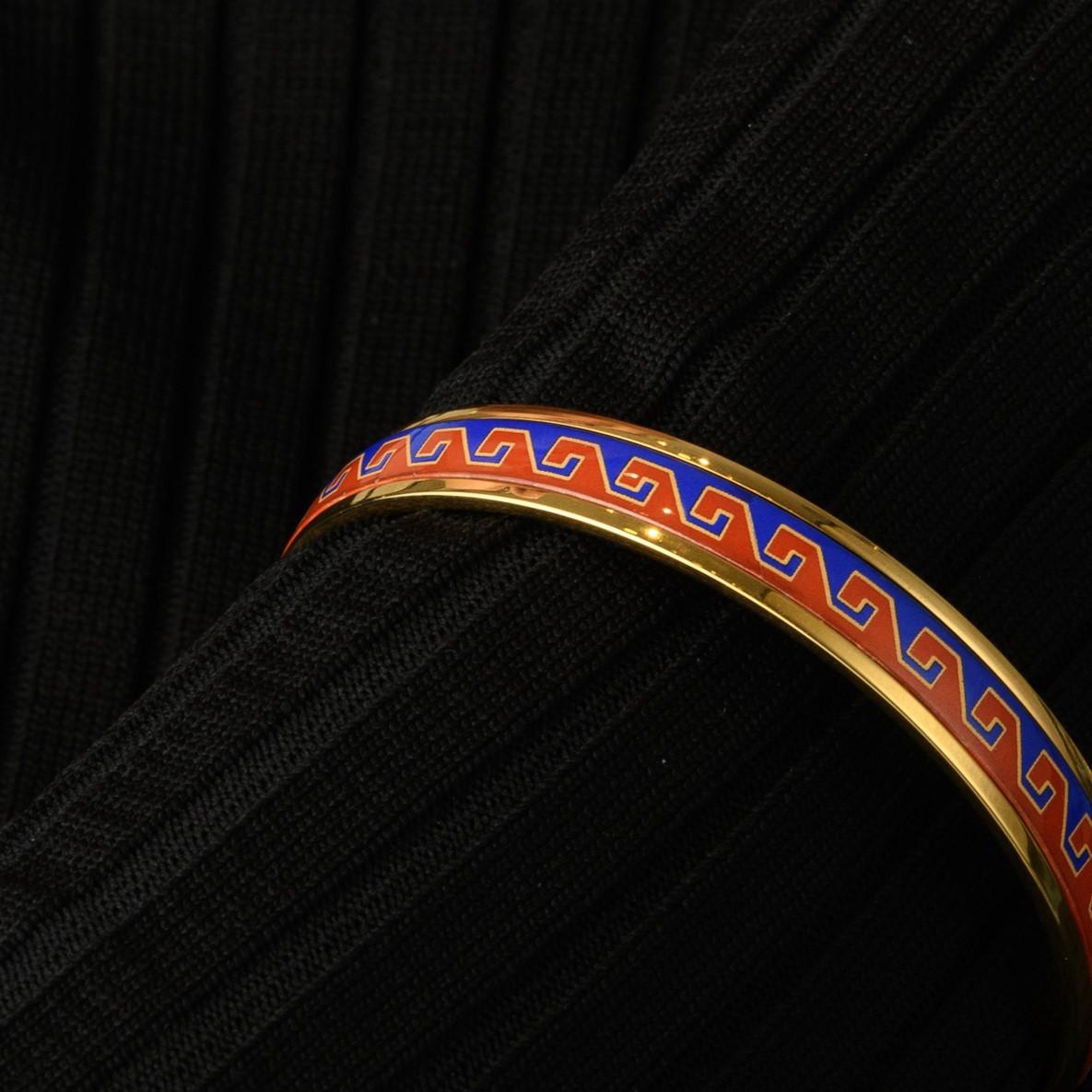 Red Blue Hand Painted Gold Plated Stainless Steel Thin Bangle with Fire Enamel  In New Condition For Sale In Woodbridge, CA