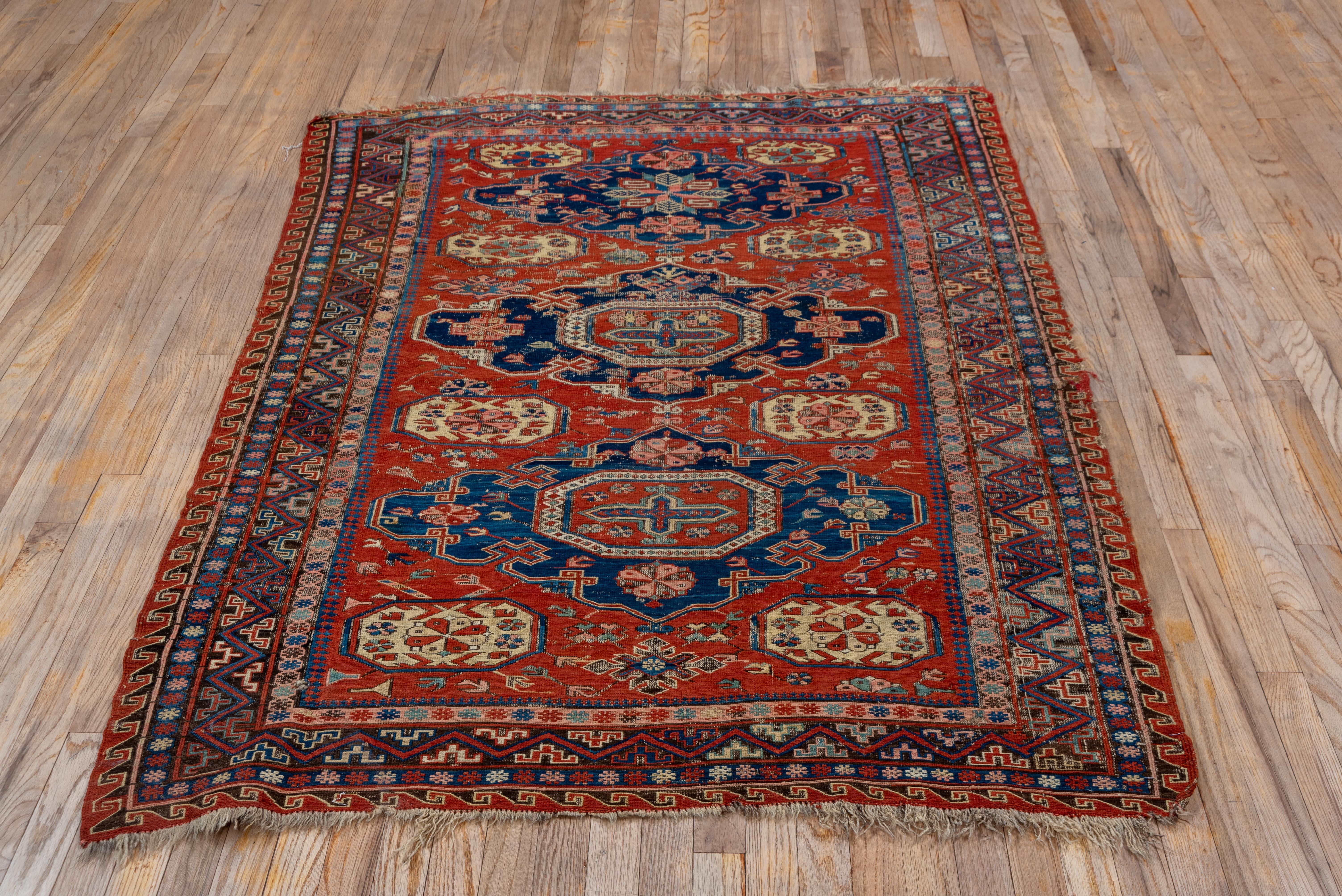 Medaglione reale rosso blu con fiori - Sumak in vendita 2