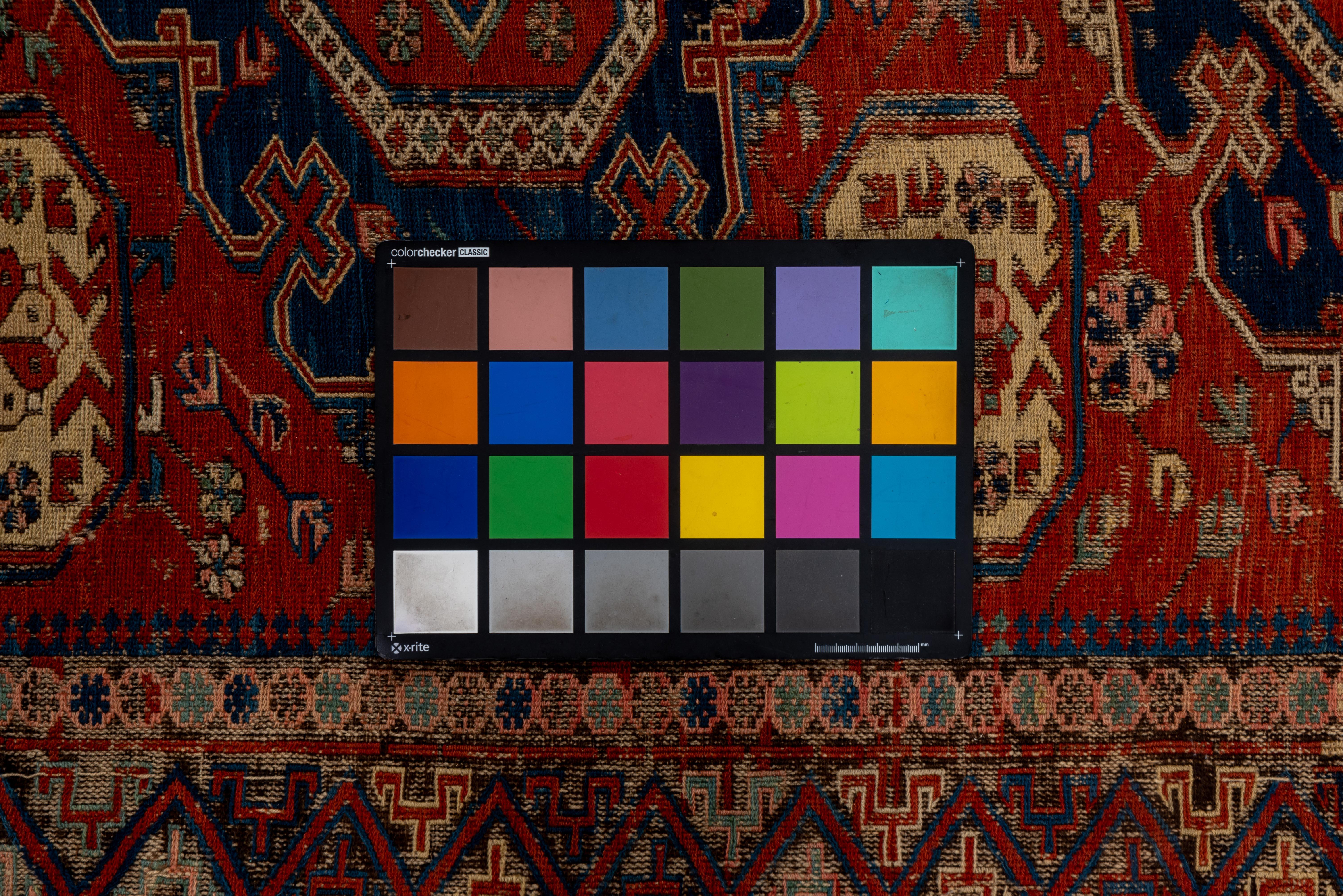 Medaglione reale rosso blu con fiori - Sumak in vendita 3