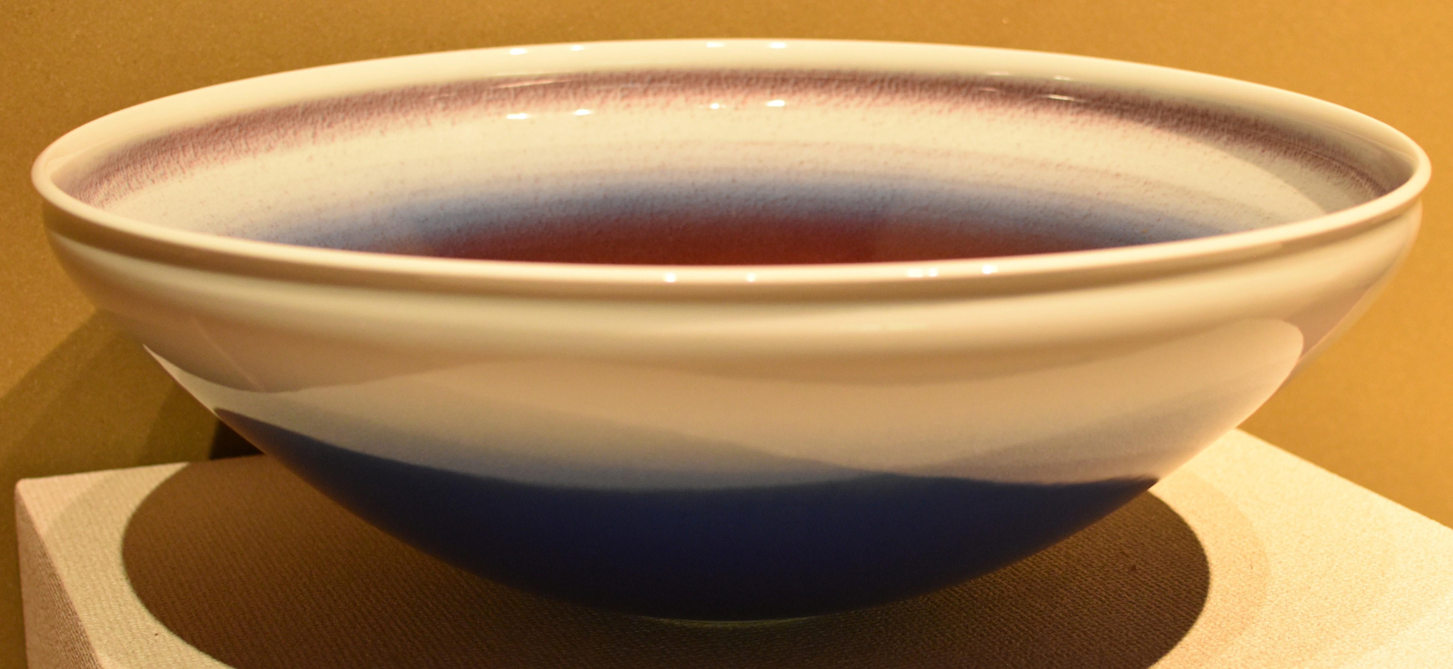 Rote, blau-weiße, handglasierte Porzellanschale des japanischen zeitgenössischen Künstlers (Glasiert) im Angebot