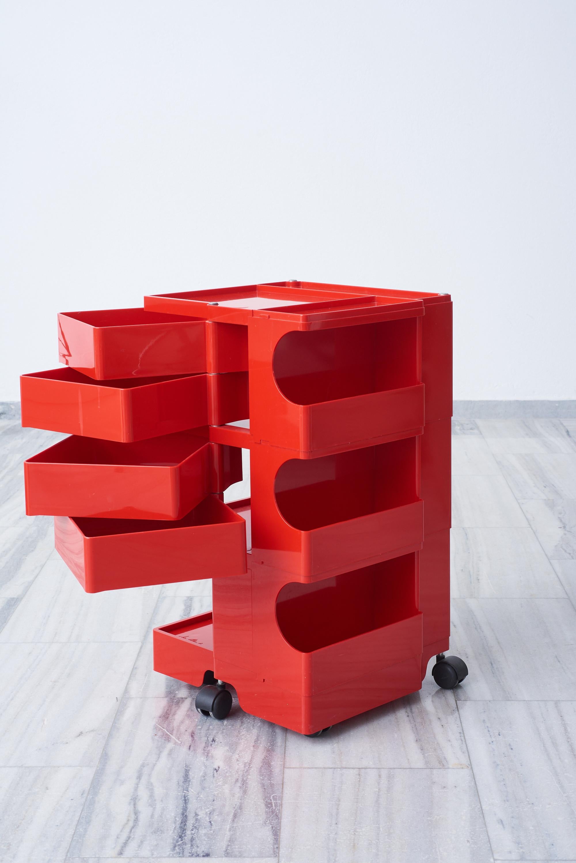 Roter Boby-Rollwagen von Joe Colombo für Bieffeplast (Space Age) im Angebot