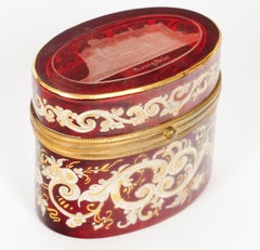 Caja esmaltada de cristal de Bohemia rojo, siglo XIX, época de Napoleón III.