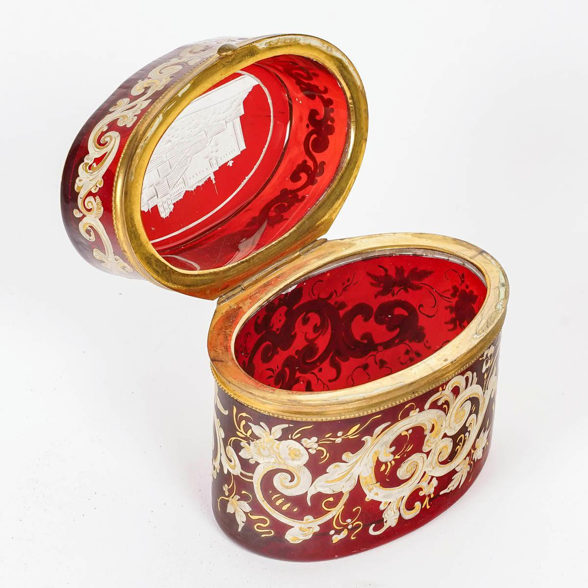 Boîte en cristal émaillé de Bohême rouge, XIXe siècle, période Napoléon III. Bon état - En vente à Saint-Ouen, FR