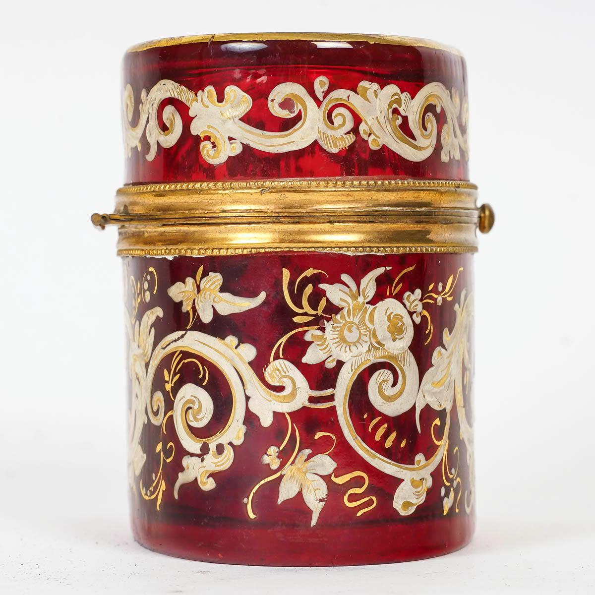 Laiton Boîte en cristal émaillé de Bohême rouge, XIXe siècle, période Napoléon III. en vente