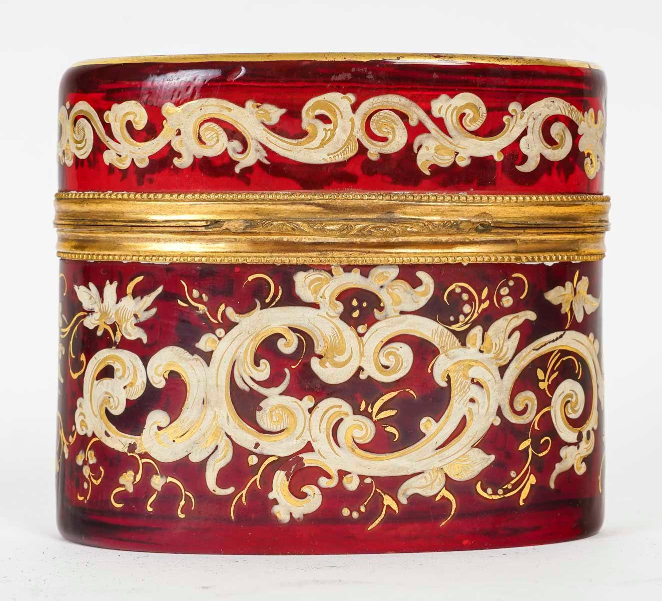 Boîte en cristal émaillé de Bohême rouge, XIXe siècle, période Napoléon III. en vente 1