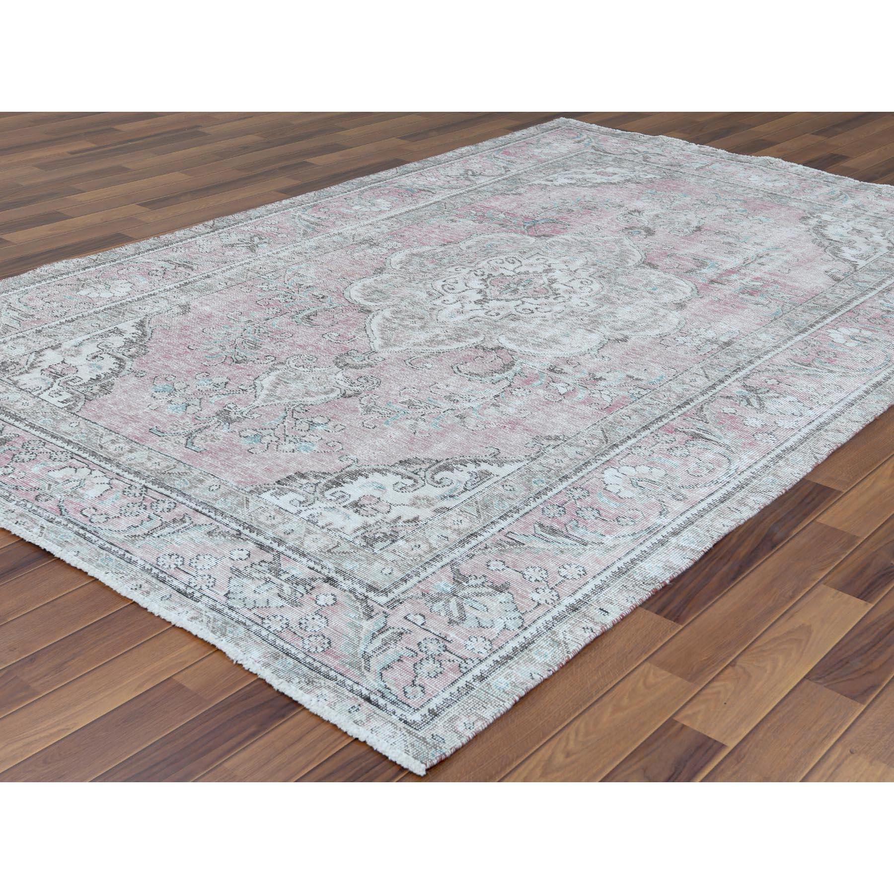 Roter böhmischer, alter, persischer Täbris-Teppich mit Medaillonmuster (Persisch) im Angebot