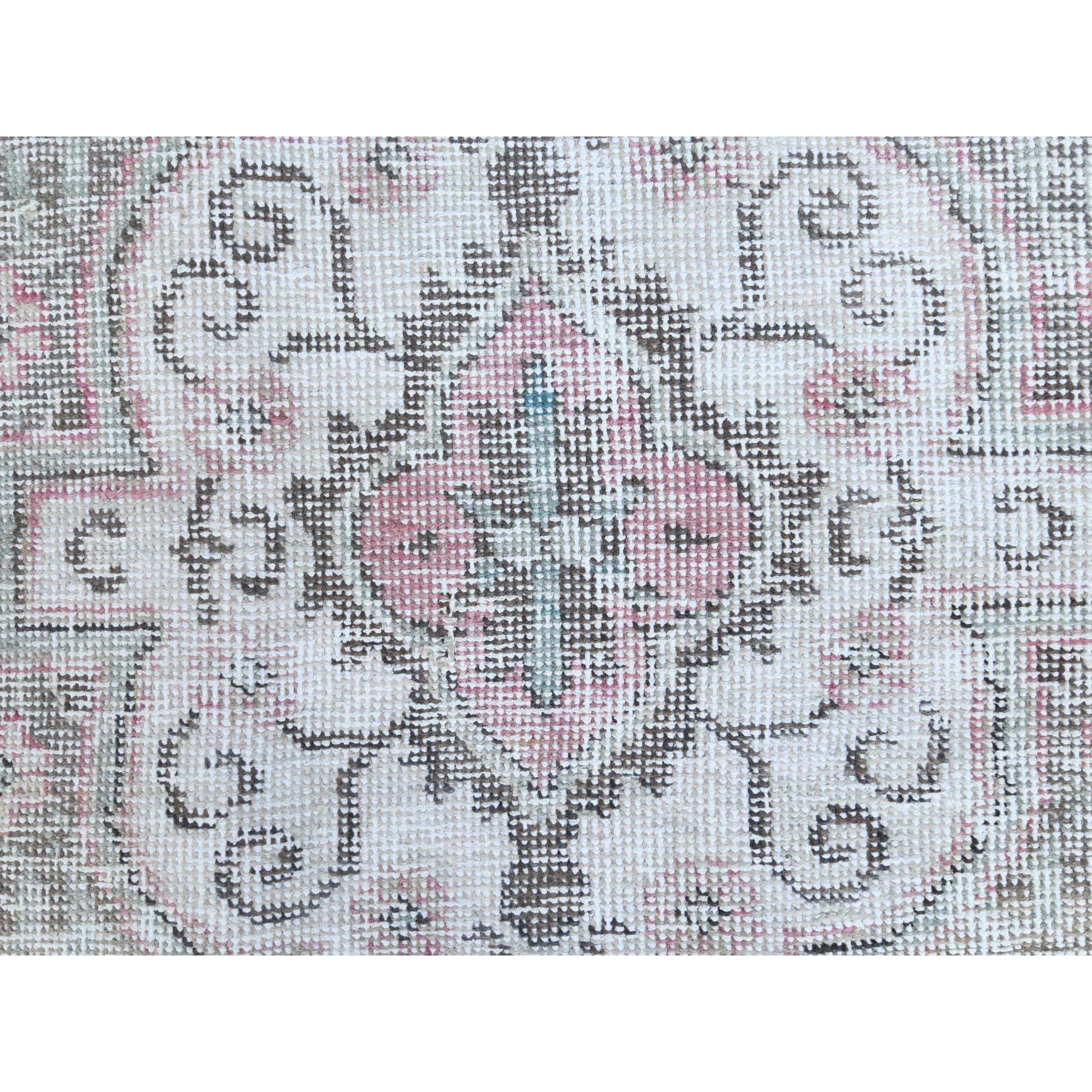 Roter böhmischer, alter, persischer Täbris-Teppich mit Medaillonmuster im Angebot 1