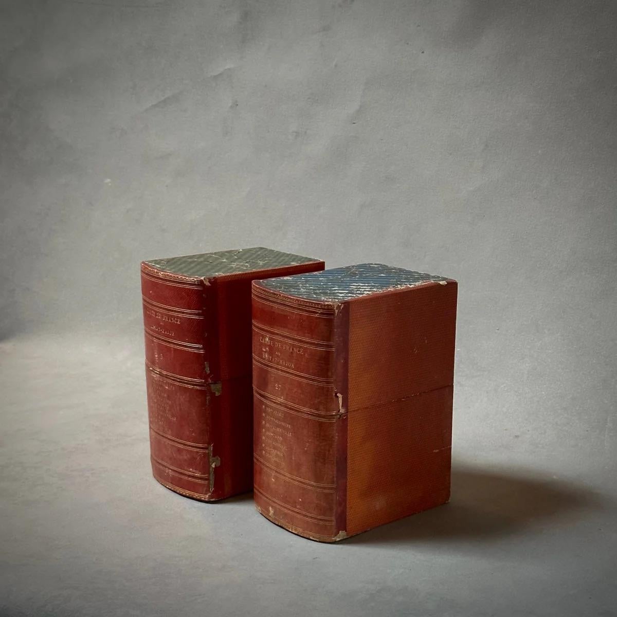 Queste scatole per libri in pelle rossa e goffrate in oro, provenienti dall'Inghilterra dei primi anni del XX secolo, uniscono elegantemente l'estetica alla funzionalità. Ognuno di essi presenta un lussuoso interno blu intenso, nascosto sotto le