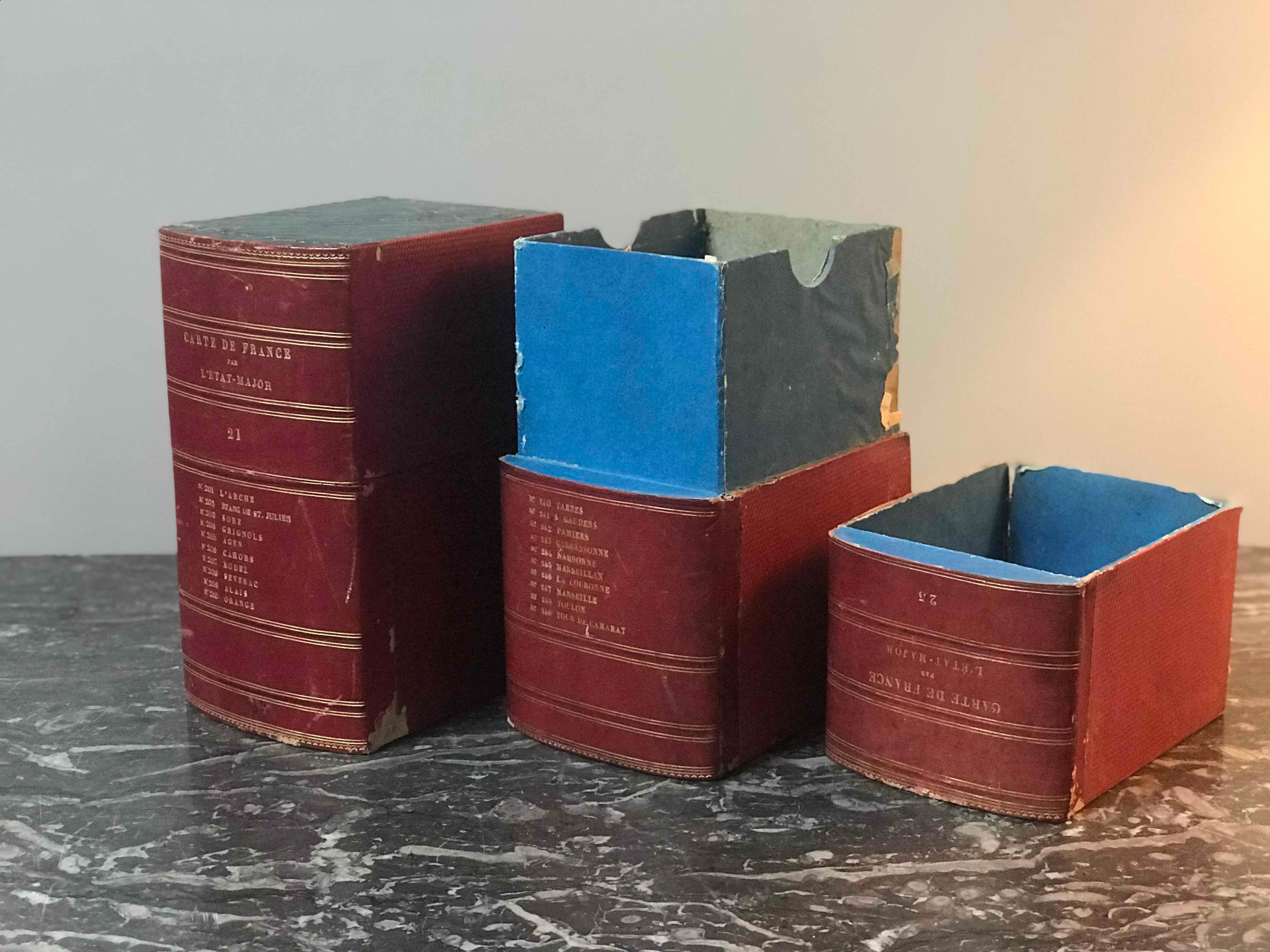 Boîtes à livres rouges avec intérieur bleu Bon état - En vente à Los Angeles, CA