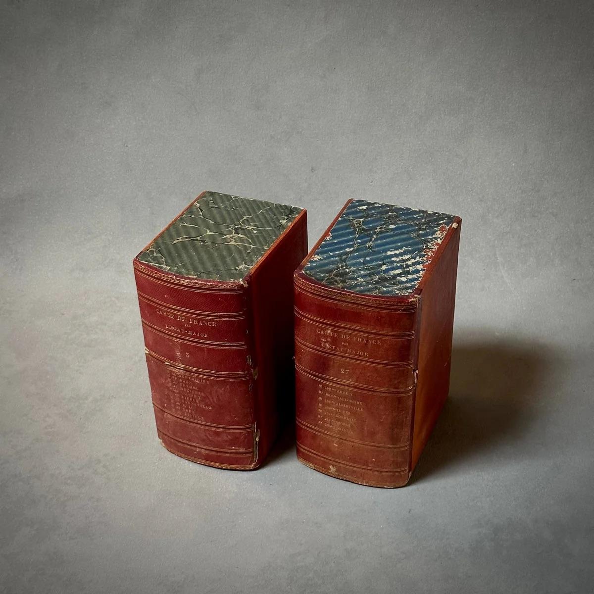 Inglese Scatole a libro rosse con interno blu in vendita