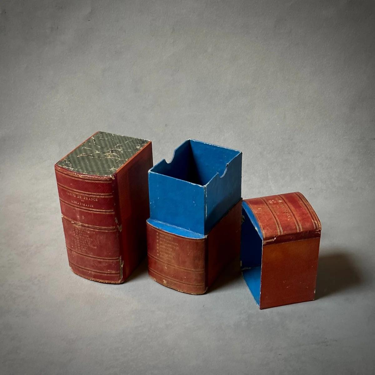 Scatole a libro rosse con interno blu In condizioni buone in vendita a Los Angeles, CA