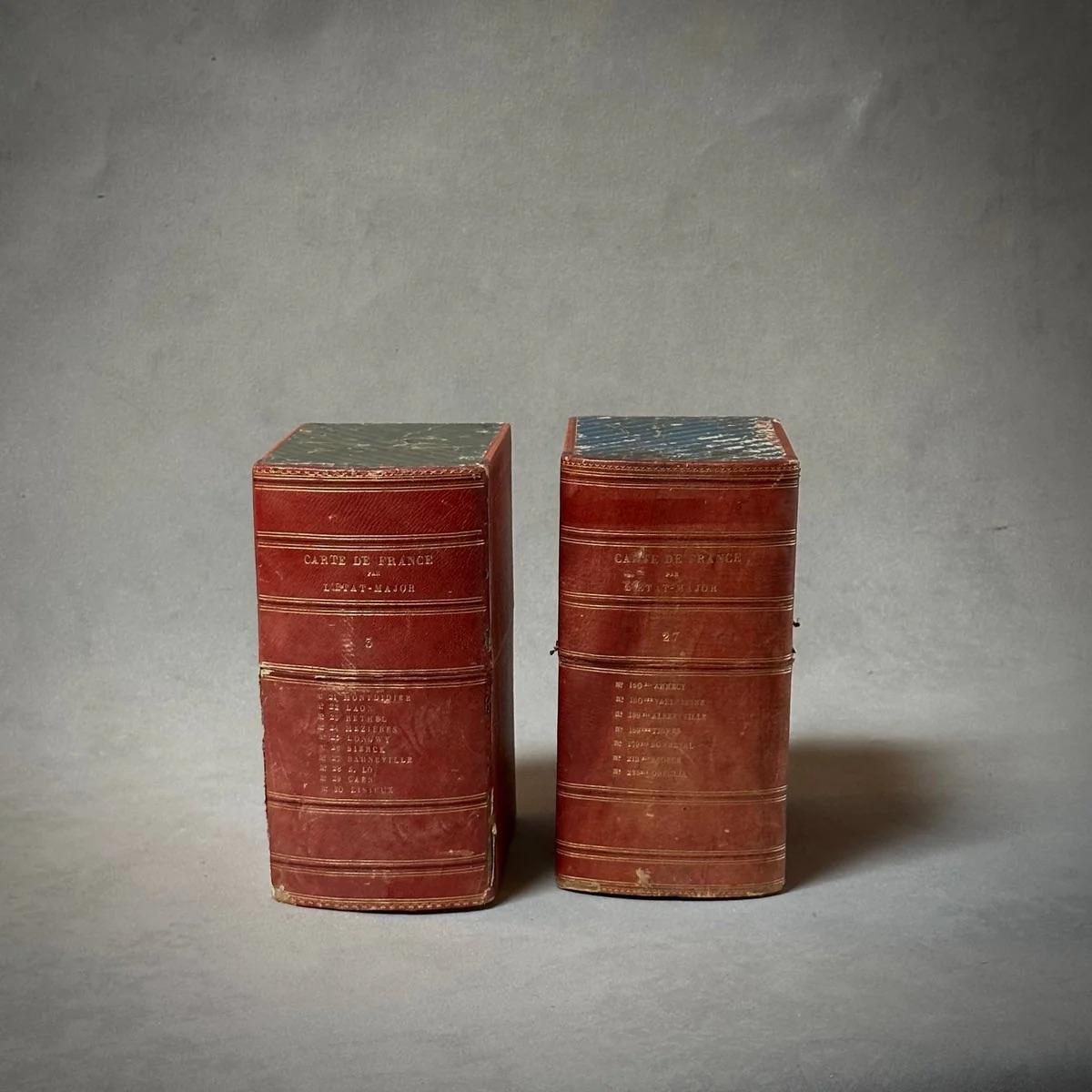 XX secolo Scatole a libro rosse con interno blu in vendita