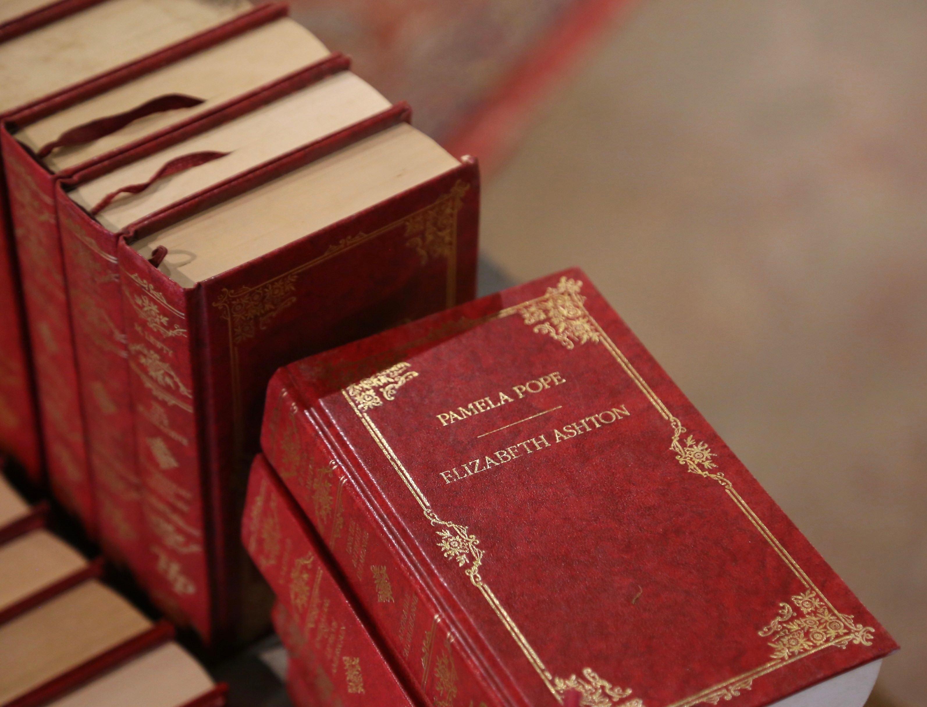 Libri Harlequin Prestige in lingua francese rilegati in rosso, datati 1982-1989, set di 48 copie in vendita 4
