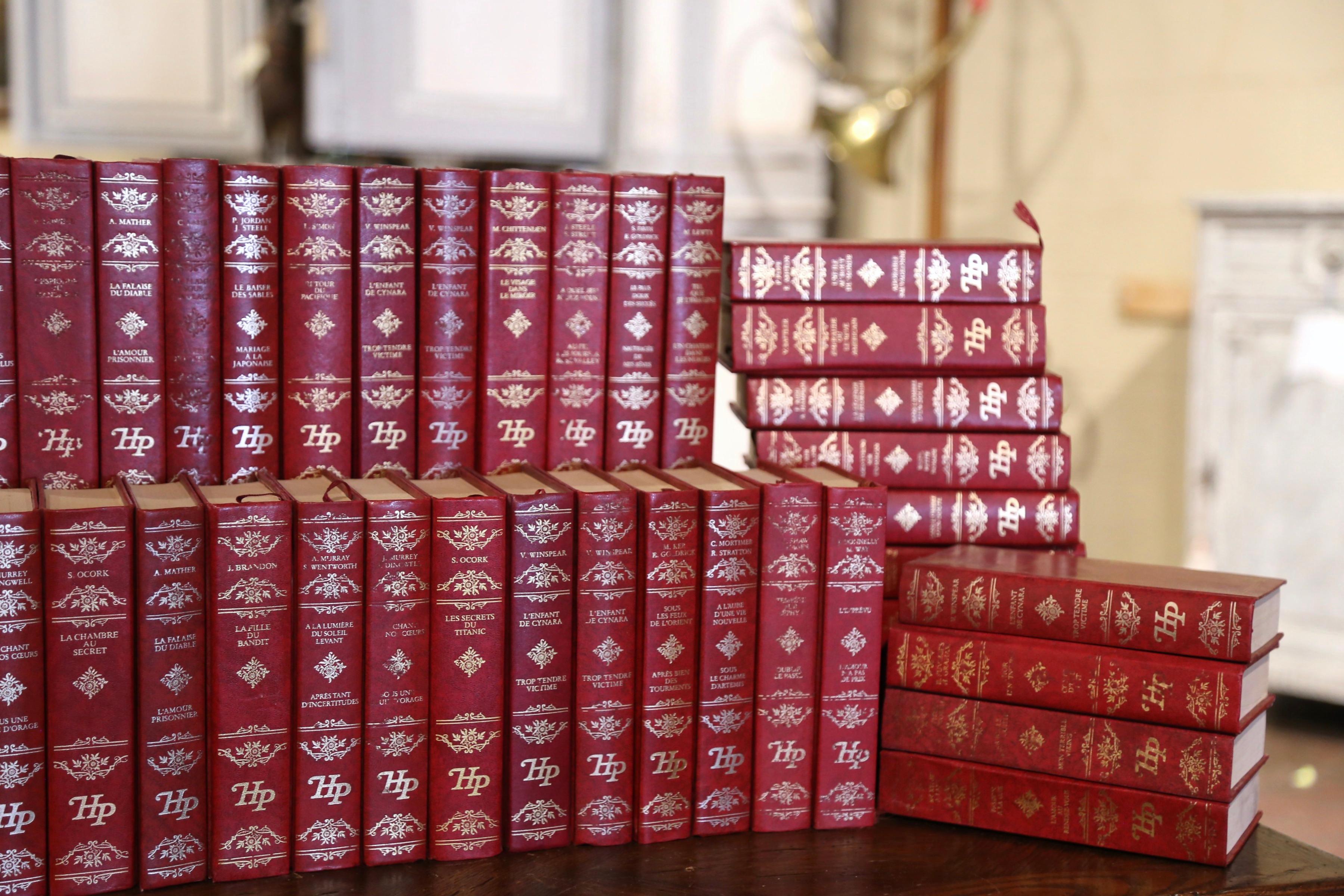 XX secolo Libri Harlequin Prestige in lingua francese rilegati in rosso, datati 1982-1989, set di 48 copie in vendita