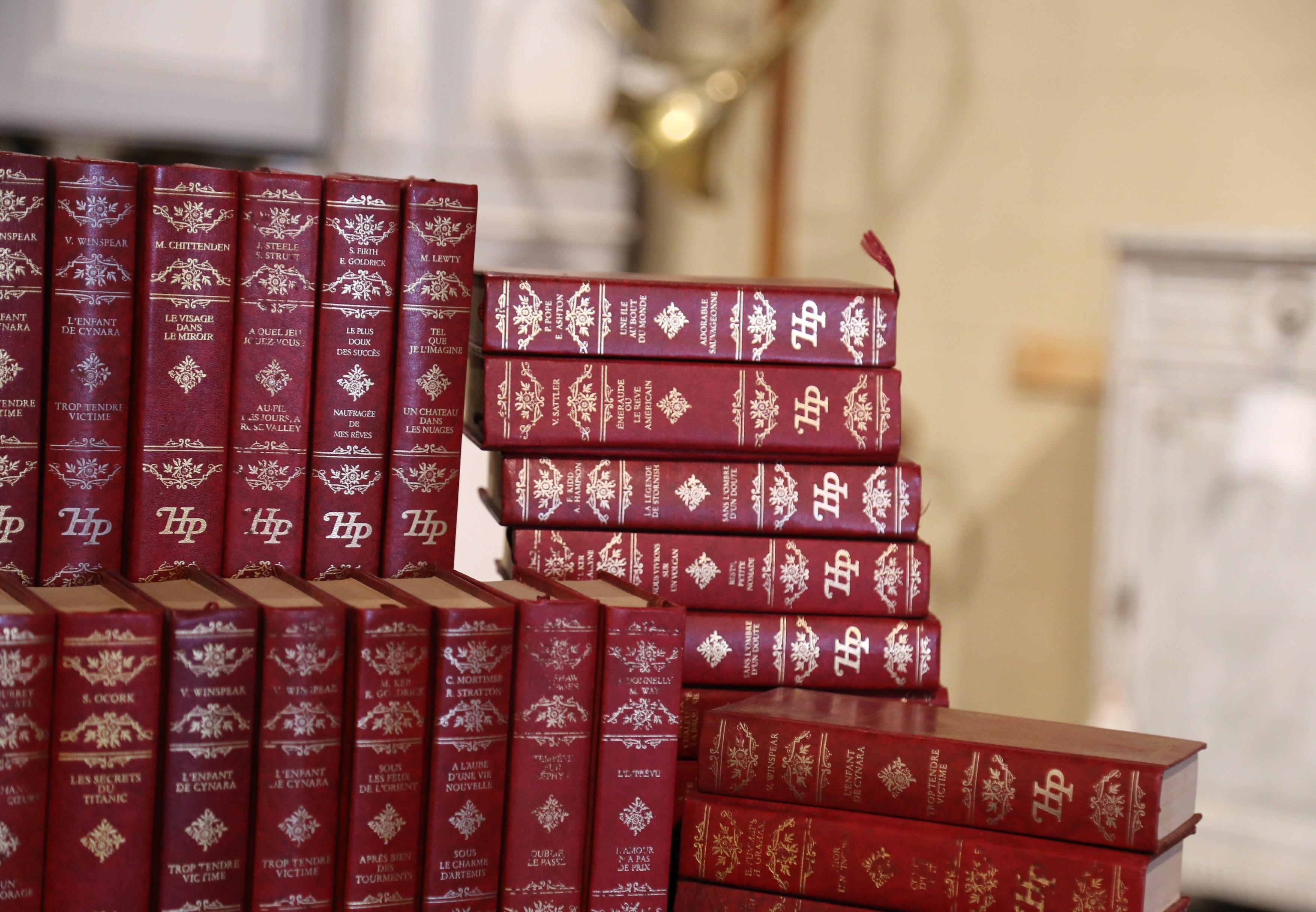 Libri Harlequin Prestige in lingua francese rilegati in rosso, datati 1982-1989, set di 48 copie in vendita 1