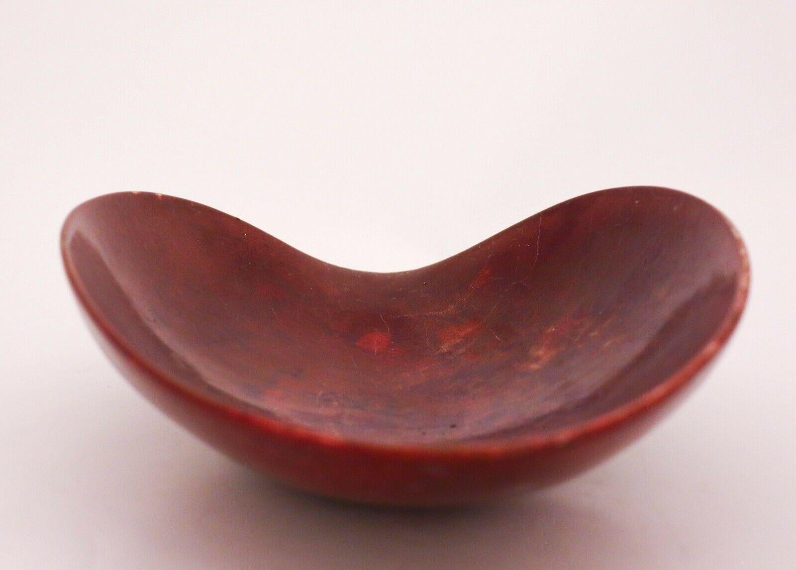 A beautiful red bowl designed by Hans Hedberg in his studio in Biot. The bowl is 33,5 x 23,5 cm in diameter and in very good condition except from scratches and marks. 

Hedberg worked with several famous artists, among Picasso, Léger and