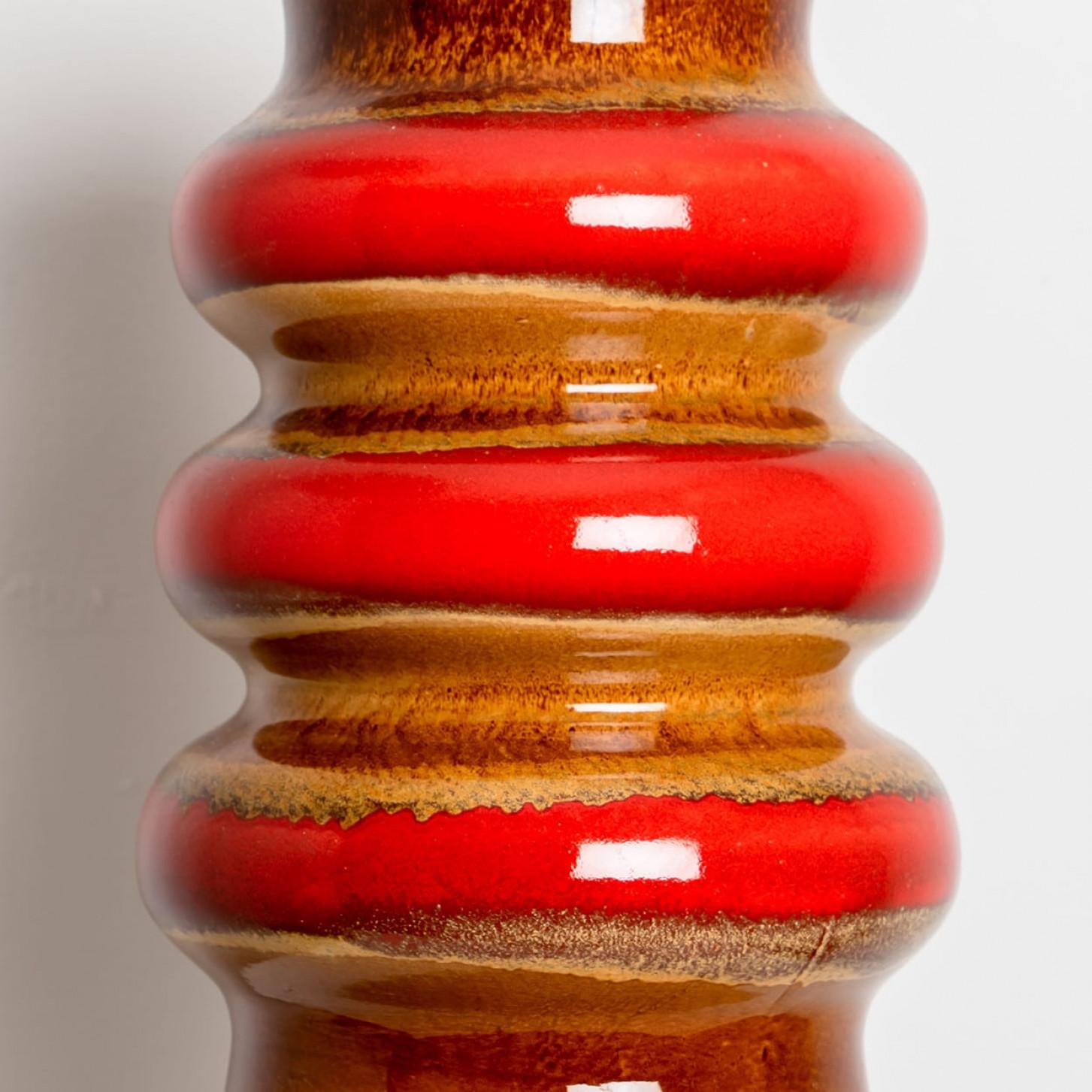 Eccezionale lampada da tavolo/pavimento a bolle in ceramica di grandi dimensioni, Germania, anni '70. Un pezzo scultoreo di alta gamma realizzato in ceramica fatta a mano nei ricchi toni del rosso e del marrone. Con un nuovo paralume rosso caldo