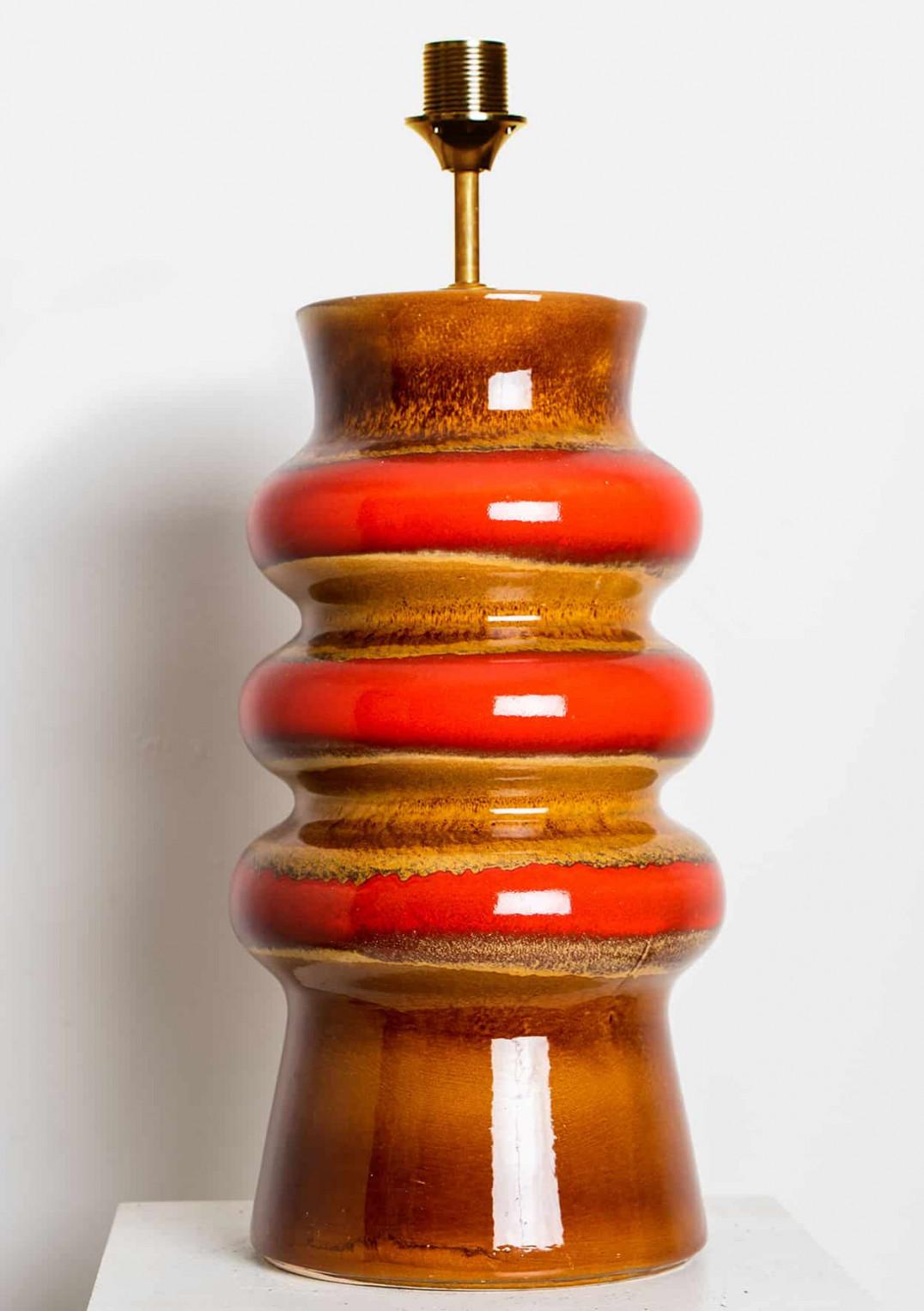 Tedesco Lampada da tavolo con cerchi rossi di Braun e paralume di seta nuovo su misura, Germania, 1970 in vendita