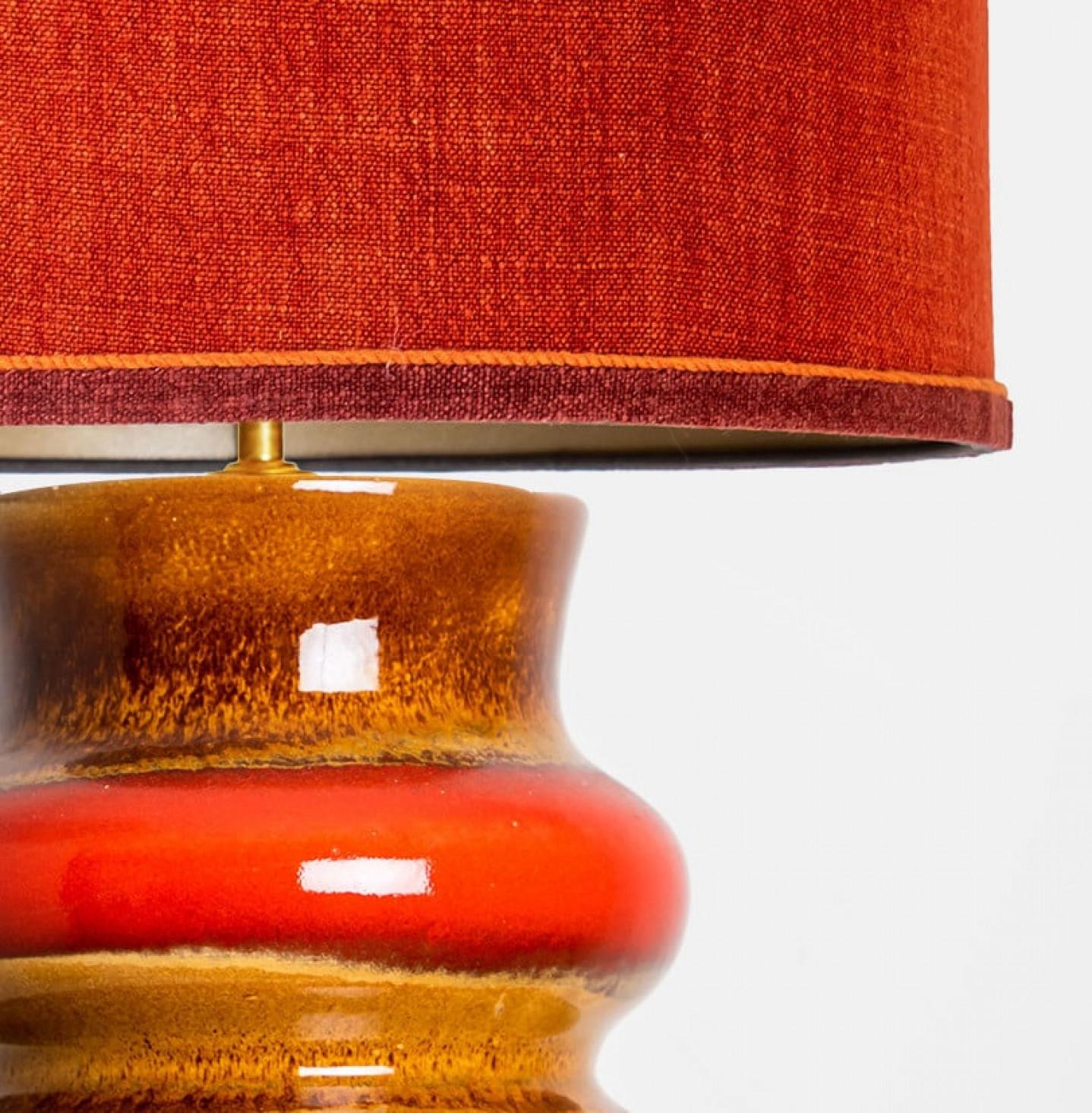 Smaltato Lampada da tavolo con cerchi rossi di Braun e paralume di seta nuovo su misura, Germania, 1970 in vendita