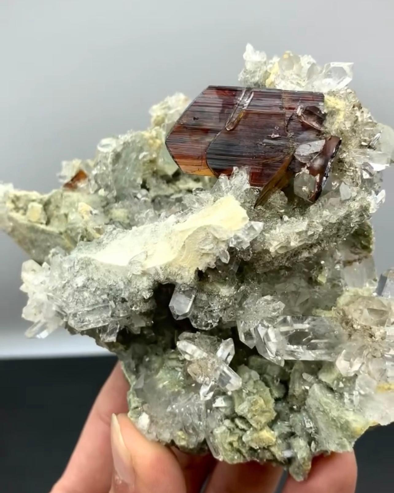 LInformazioni sul prodotto:

Tipo di campione: Cristallo di brookite su quarzo

Peso: 368 grammi

Dimensioni: H: 12,6 x L: 10,1 x P: 5,7 cm

Origine: Distretto di Kharan, provincia di Baluchistan, Pakistan

Trattamento: Nessuno

Descrizione:

Questo