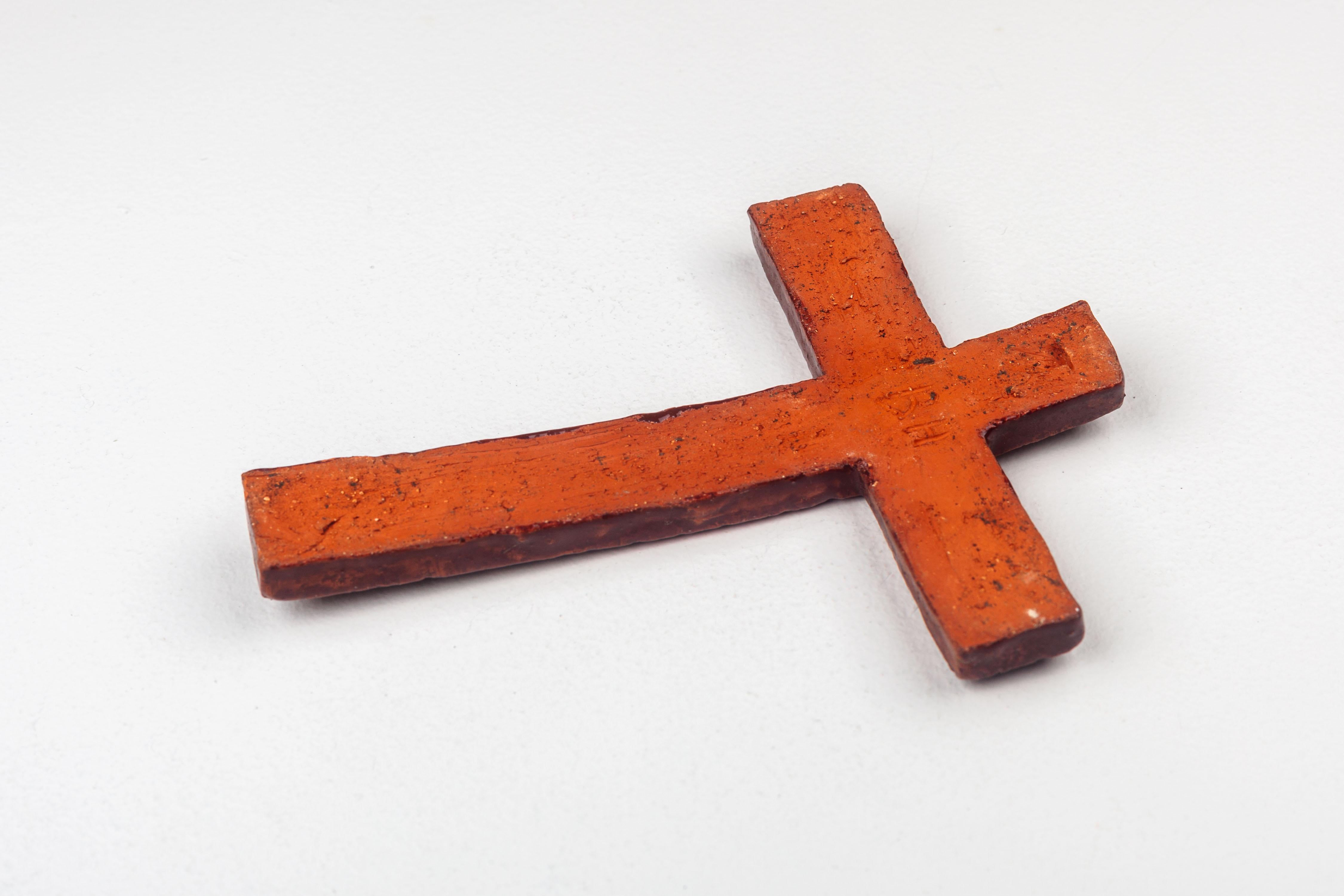 Rot-Braun glänzendes Kreuz mit abstrakter Strichzeichnung Christusfigur im Angebot 3