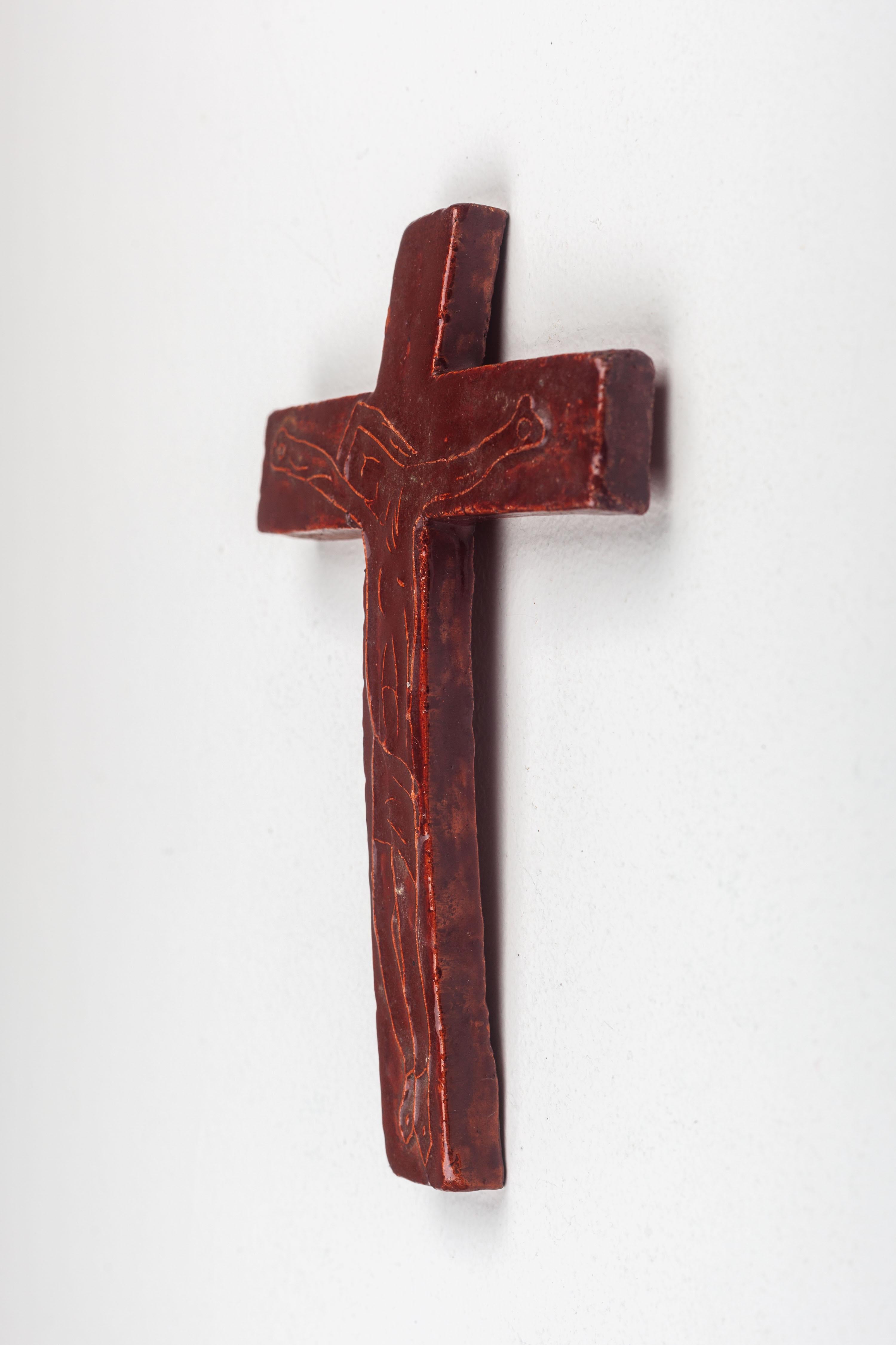 Rot-Braun glänzendes Kreuz mit abstrakter Strichzeichnung Christusfigur (Mitte des 20. Jahrhunderts) im Angebot