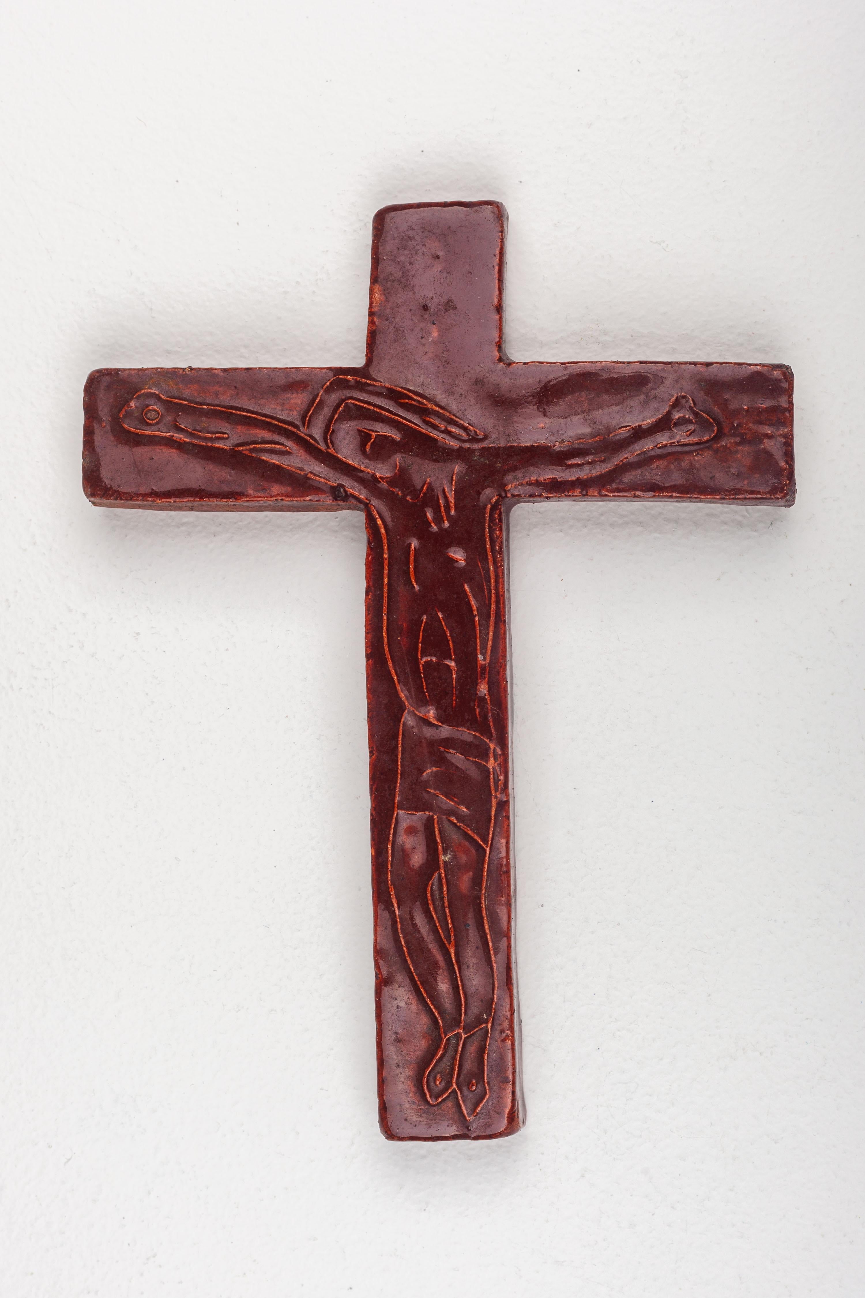 Rot-Braun glänzendes Kreuz mit abstrakter Strichzeichnung Christusfigur (Keramik) im Angebot