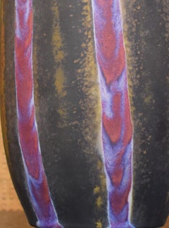 Rotbraune handglasierte Porzellanvase eines japanischen Meisterkünstlers