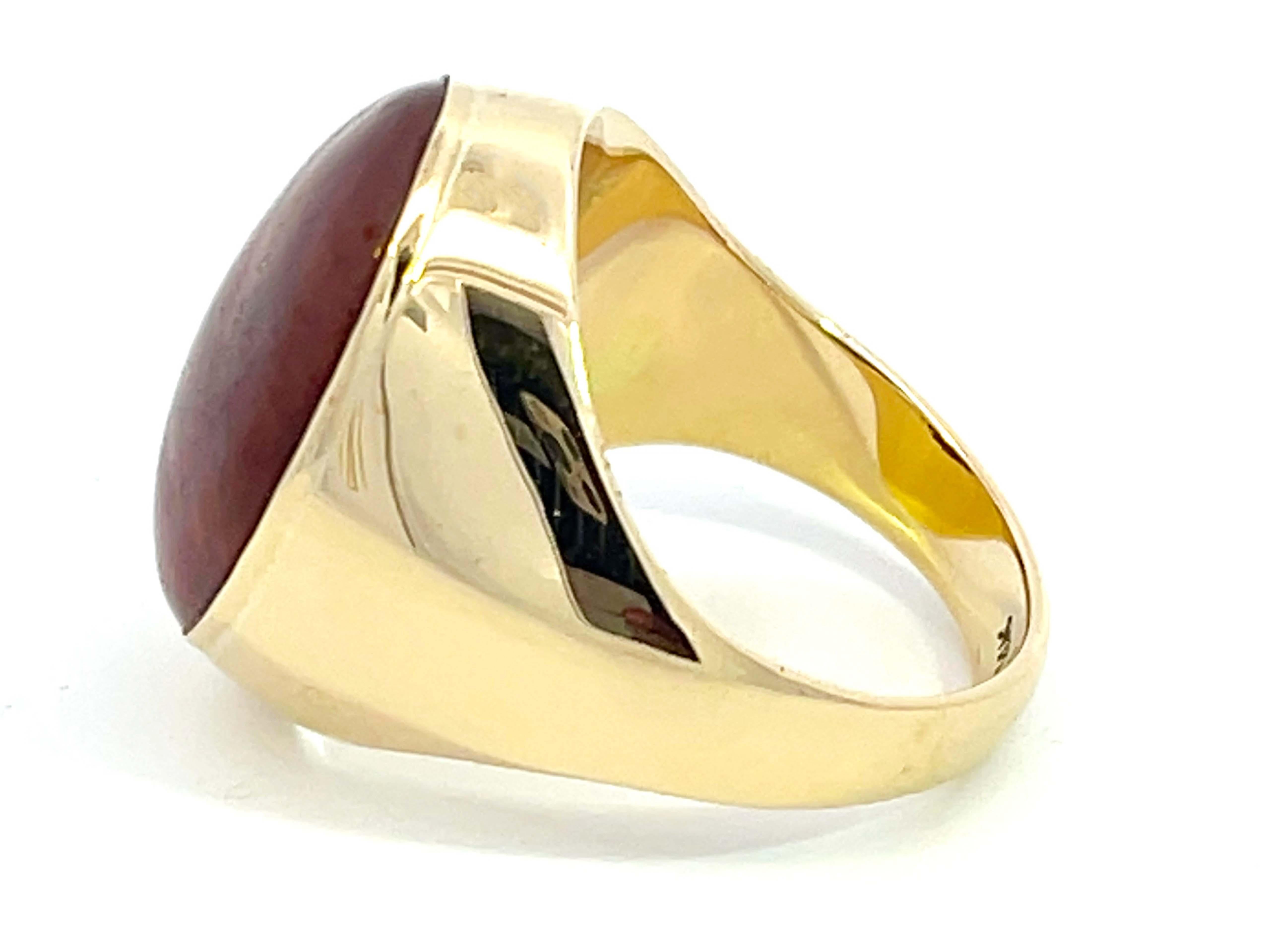 Red Brown Mottled Oval Cabochon Jade Ring in 14k Yellow Gold In Excellent Condition For Sale In Honolulu, HI