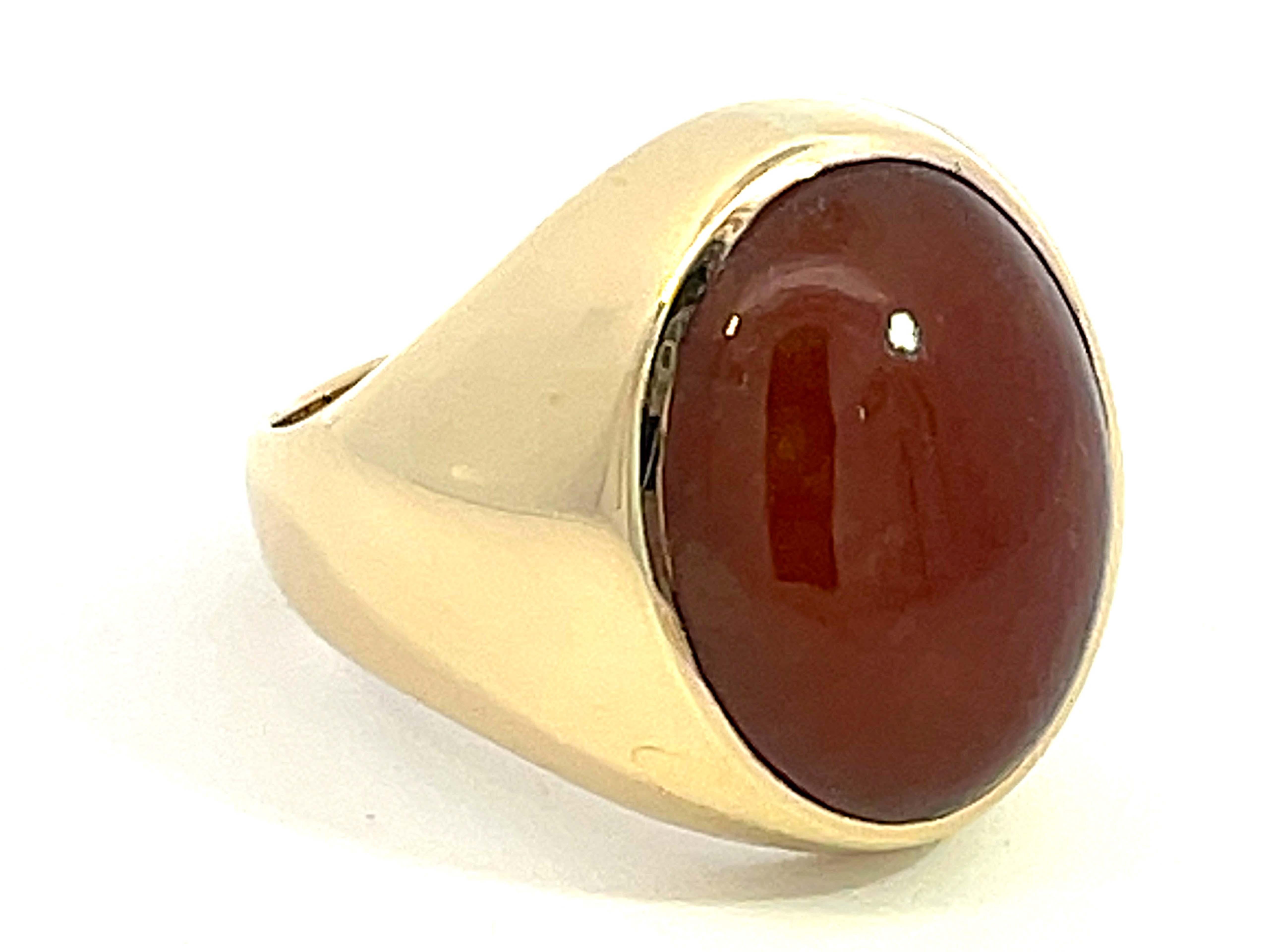 Modern Red Brown Oval Cabochon Jade Ring in 14k Yellow Gold For Sale