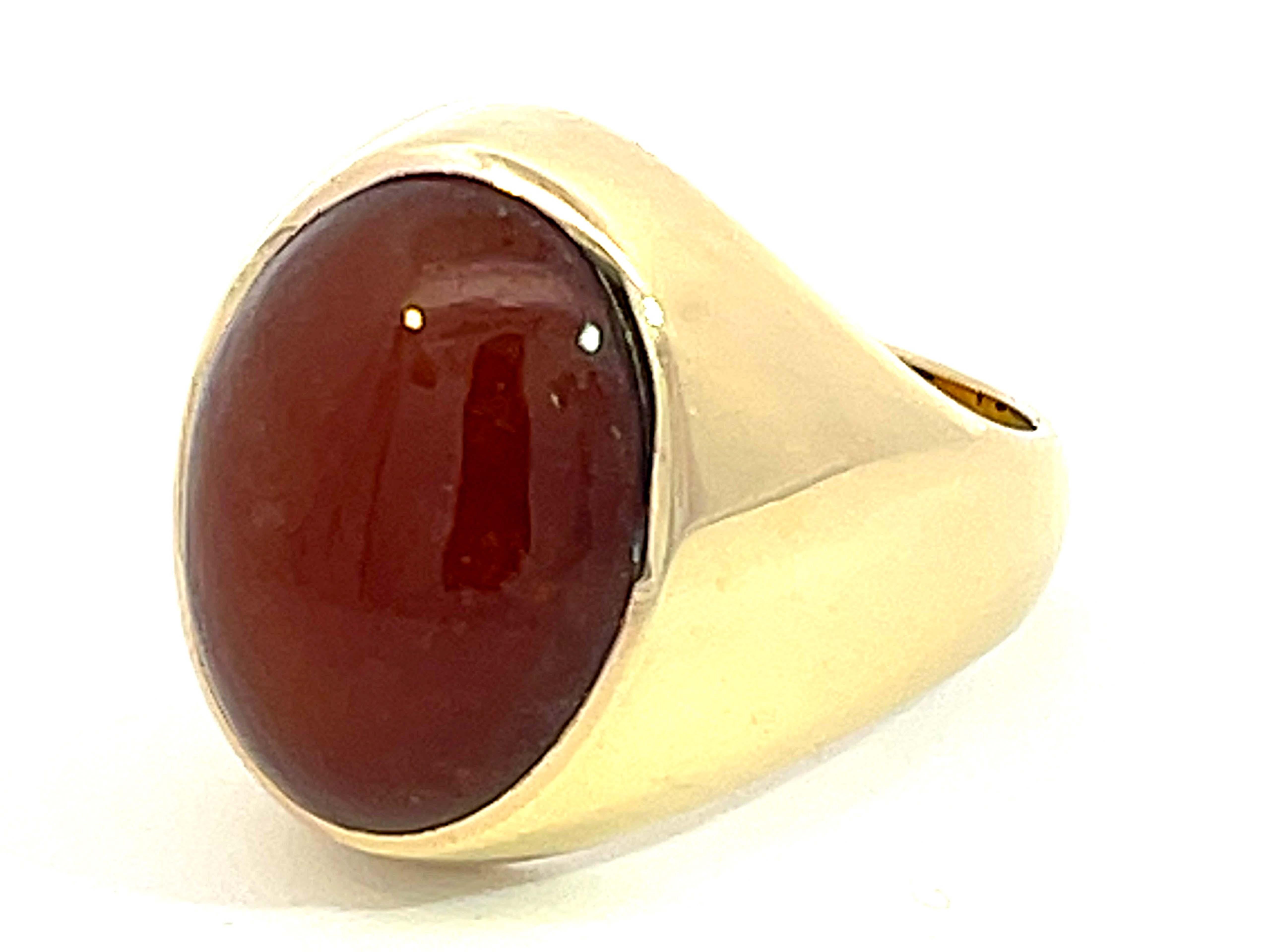 Red Brown Oval Cabochon Jade Ring in 14k Yellow Gold In Excellent Condition For Sale In Honolulu, HI