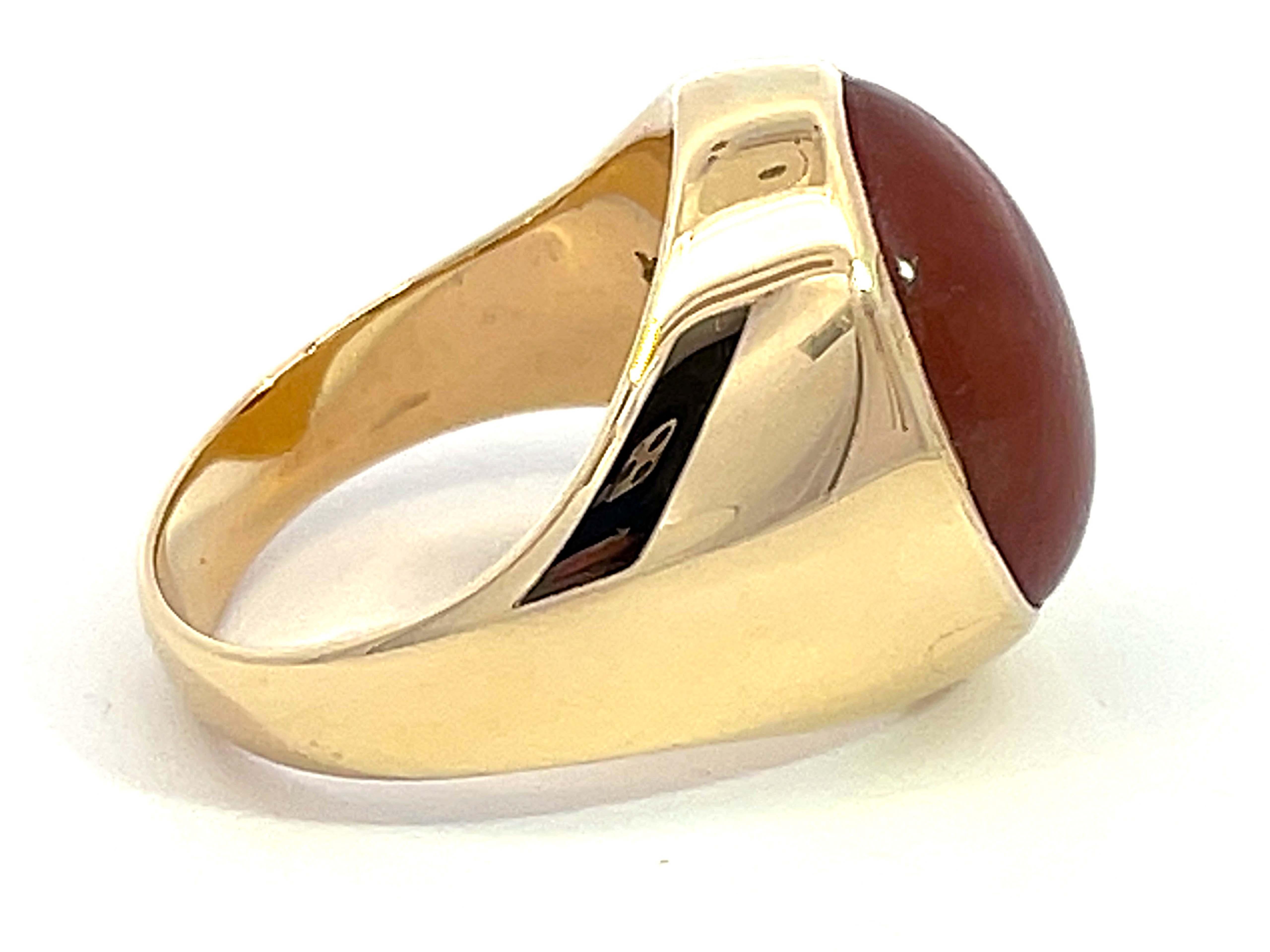 Women's Red Brown Oval Cabochon Jade Ring in 14k Yellow Gold For Sale