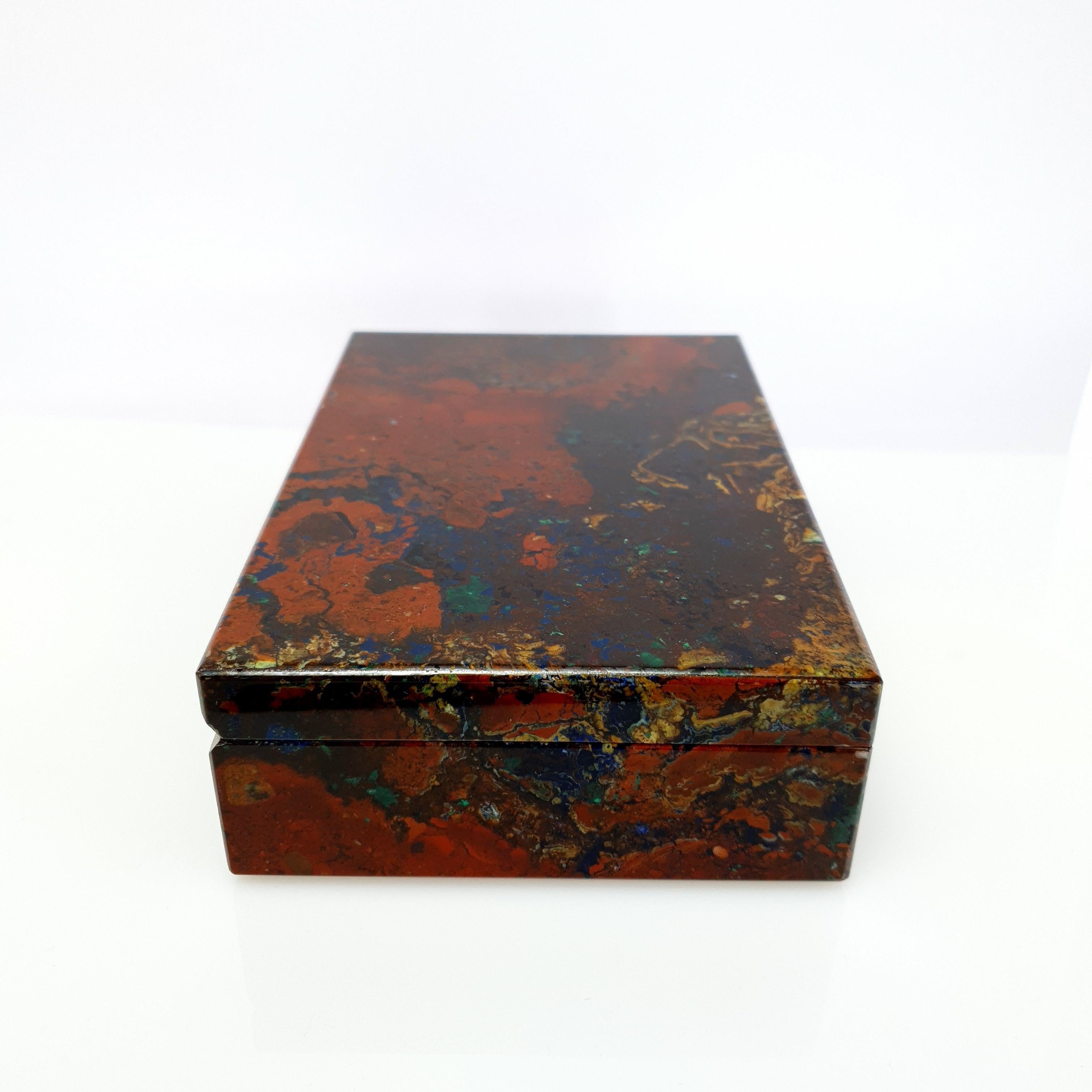 Rot Brown Zarinite Dekorative Schmuck Edelstein Box mit schwarzem Marmor im Angebot 1