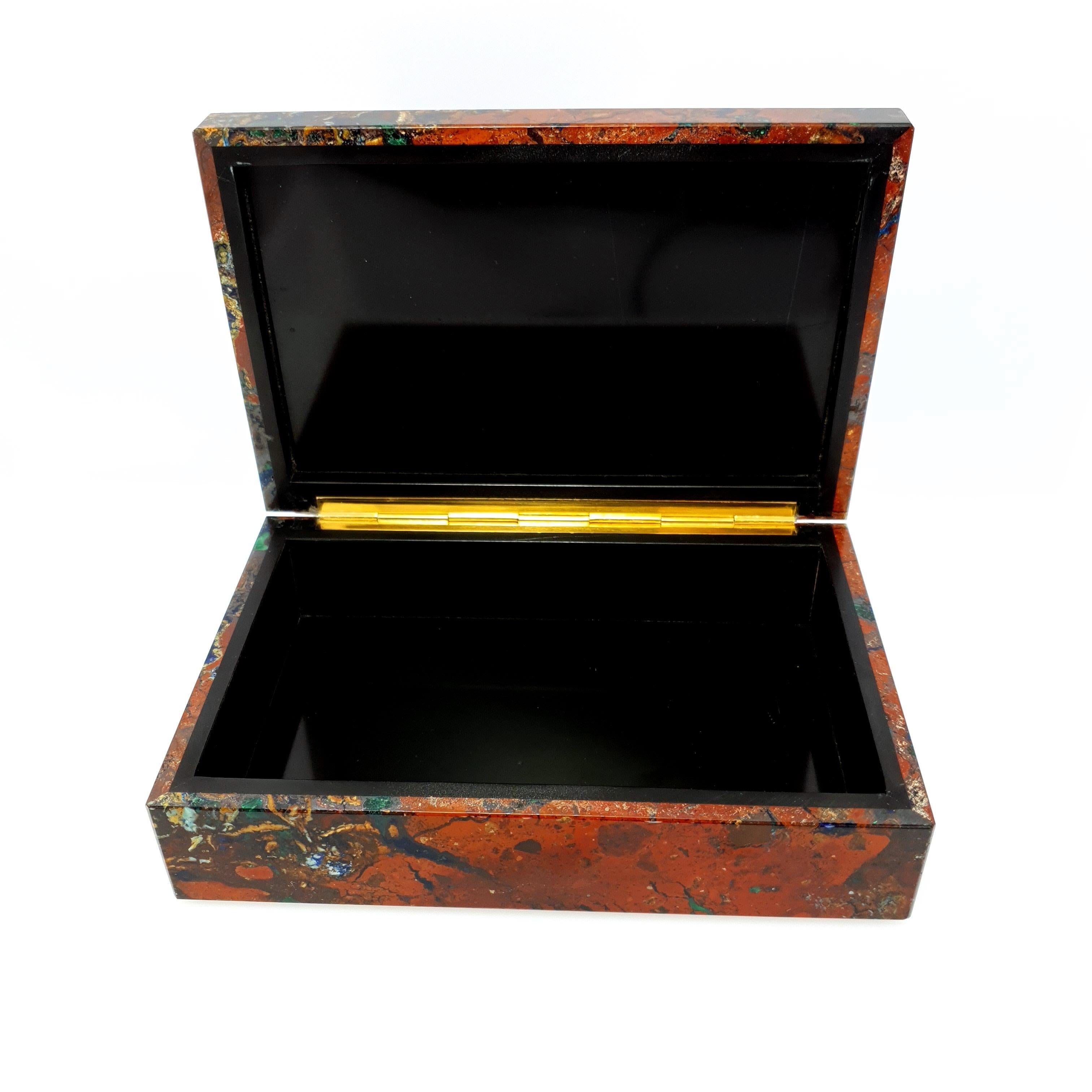 Red Brown Zarinite Decorative Jewelry Gemstone Box with Black Marble In New Condition For Sale In Kirschweiler, DE